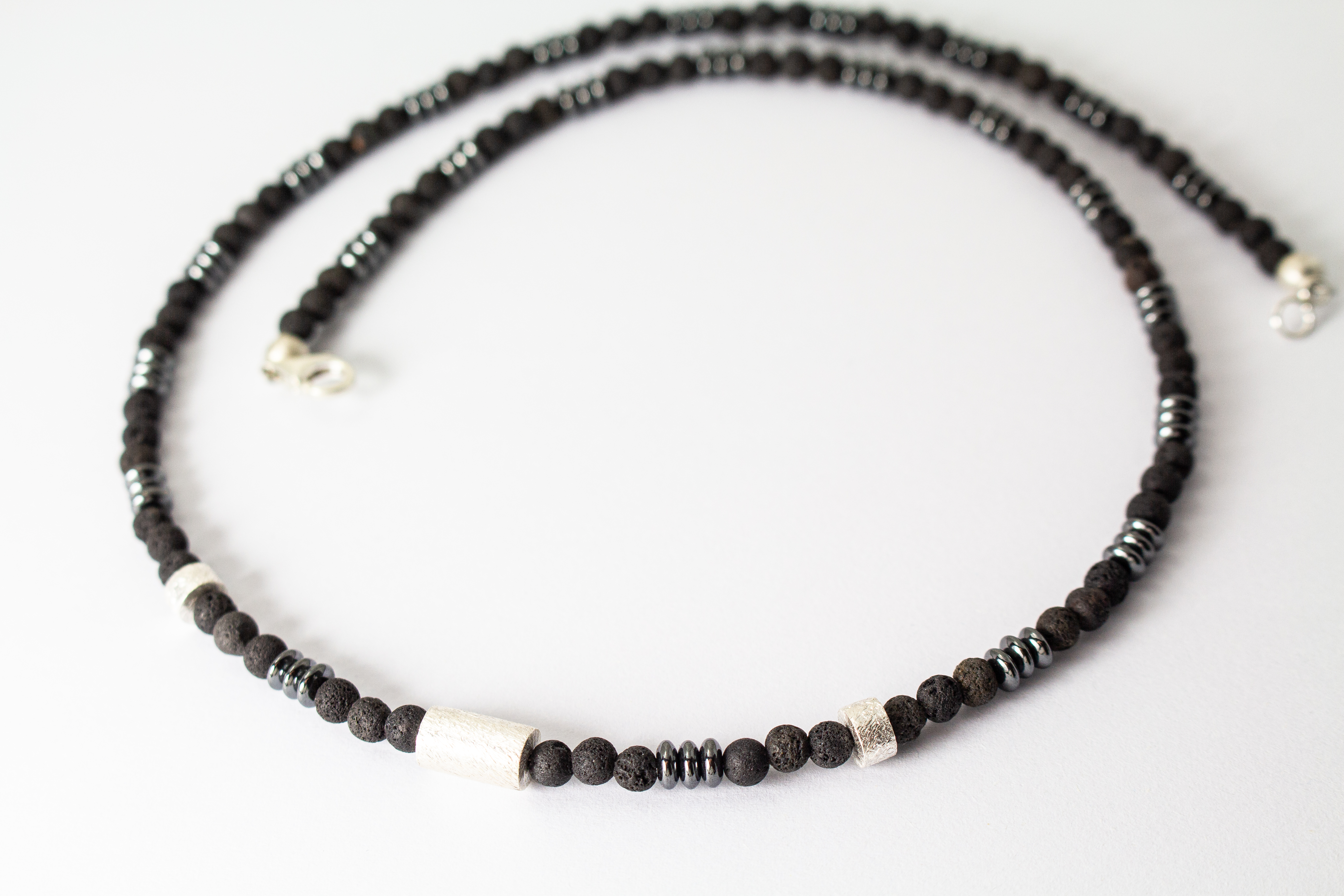 Herrenkette „Schwarze Glut“ aus mattem Lavastein, Hämatit und Zwischenteilen aus 925er Sterlingsilber im markanten maskulinen Design.