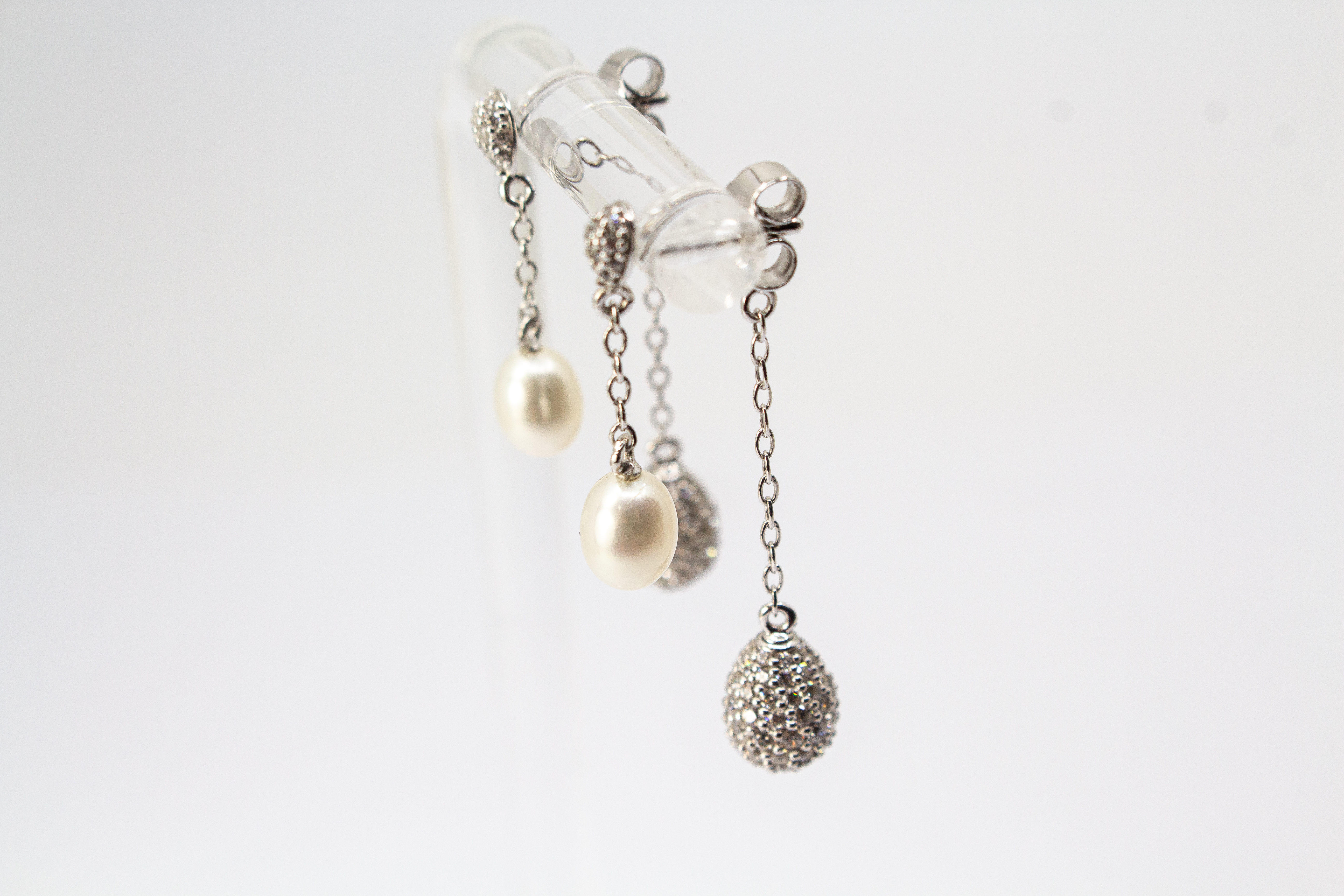 Mondschein-Duo Ohrstecker von Regina Kraus: Zweiteiliger Ohrschmuck aus rhodiniertem 925er Sterlingsilber mit weißer Süßwasserzuchtperle und funkelnden Zirkonia-Anhängern