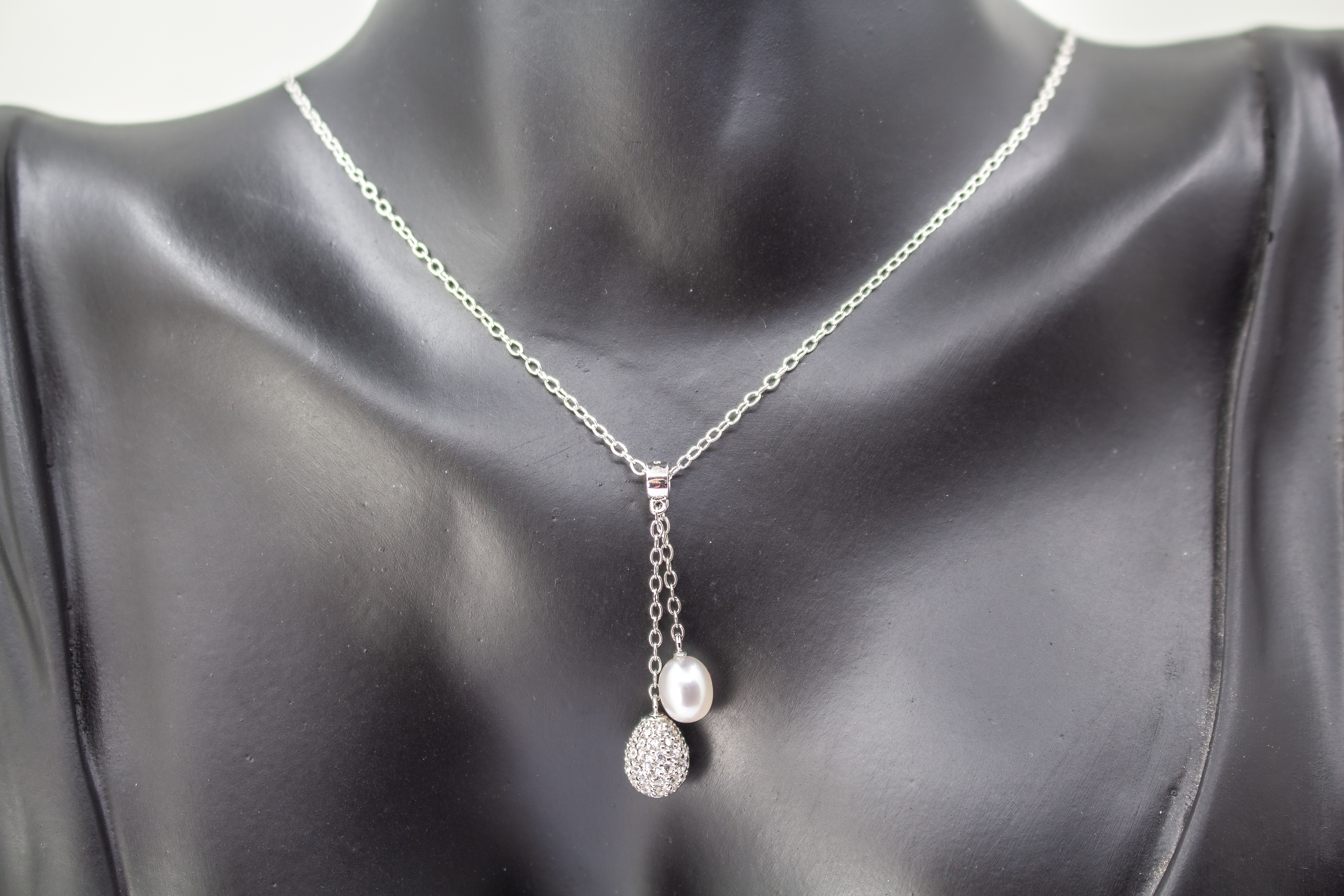 Kette aus rhodiniertem 925er Sterlingsilber mit einer weißen Süßwasserzuchtperle und einem funkelnden Zirkonia-Tropfen
