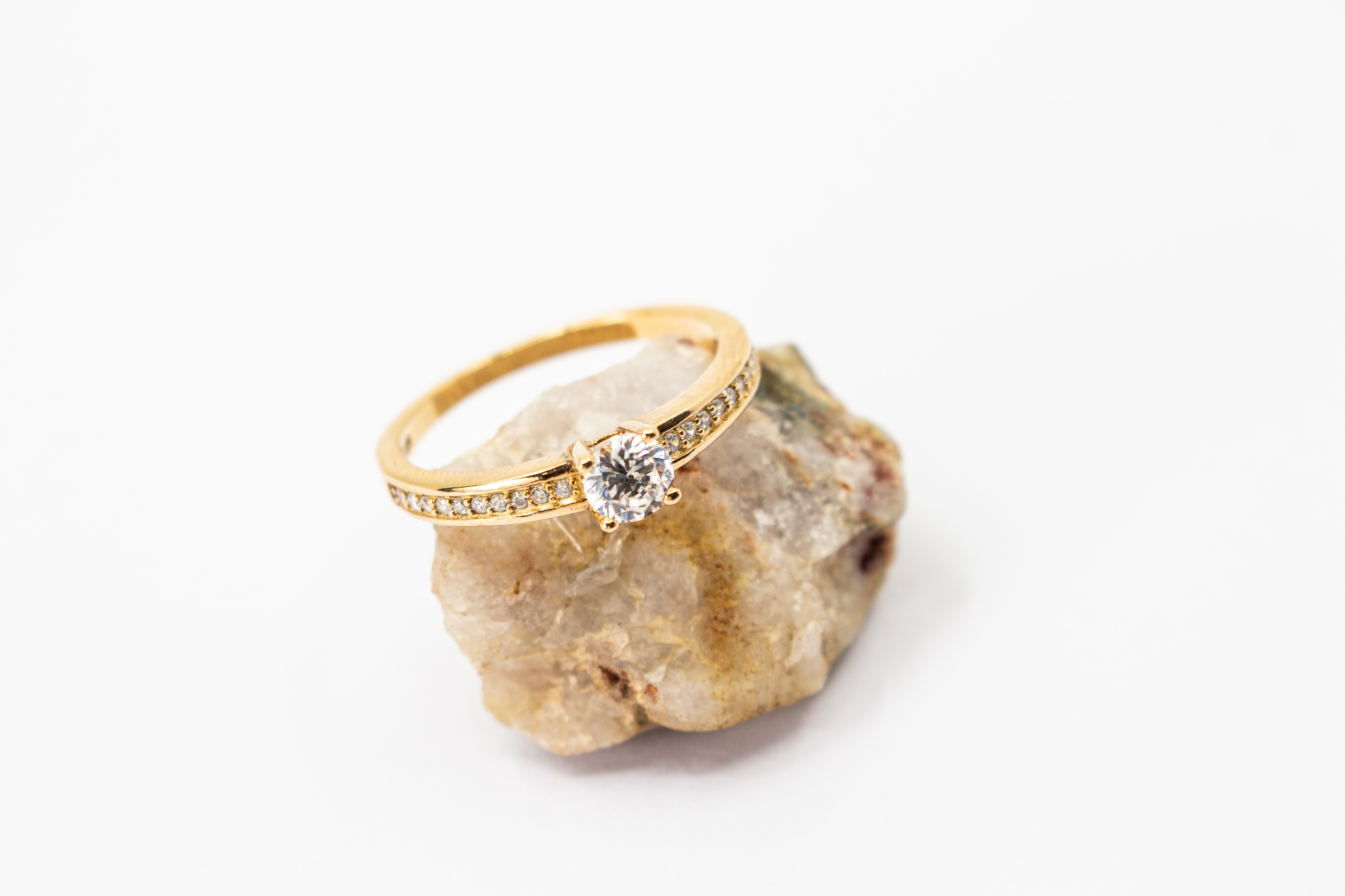 Eleganter Damenring aus rosévergoldetem 925 Sterling Silber mit einem großen, rund facettierten Zirkonia-Hauptstein in einer klassischen Vier-Krappenfassung und einer mit kleinen Zirkoniasteinen im Pavé-Stil besetzten Ringschiene aus dem Online-Shop der G