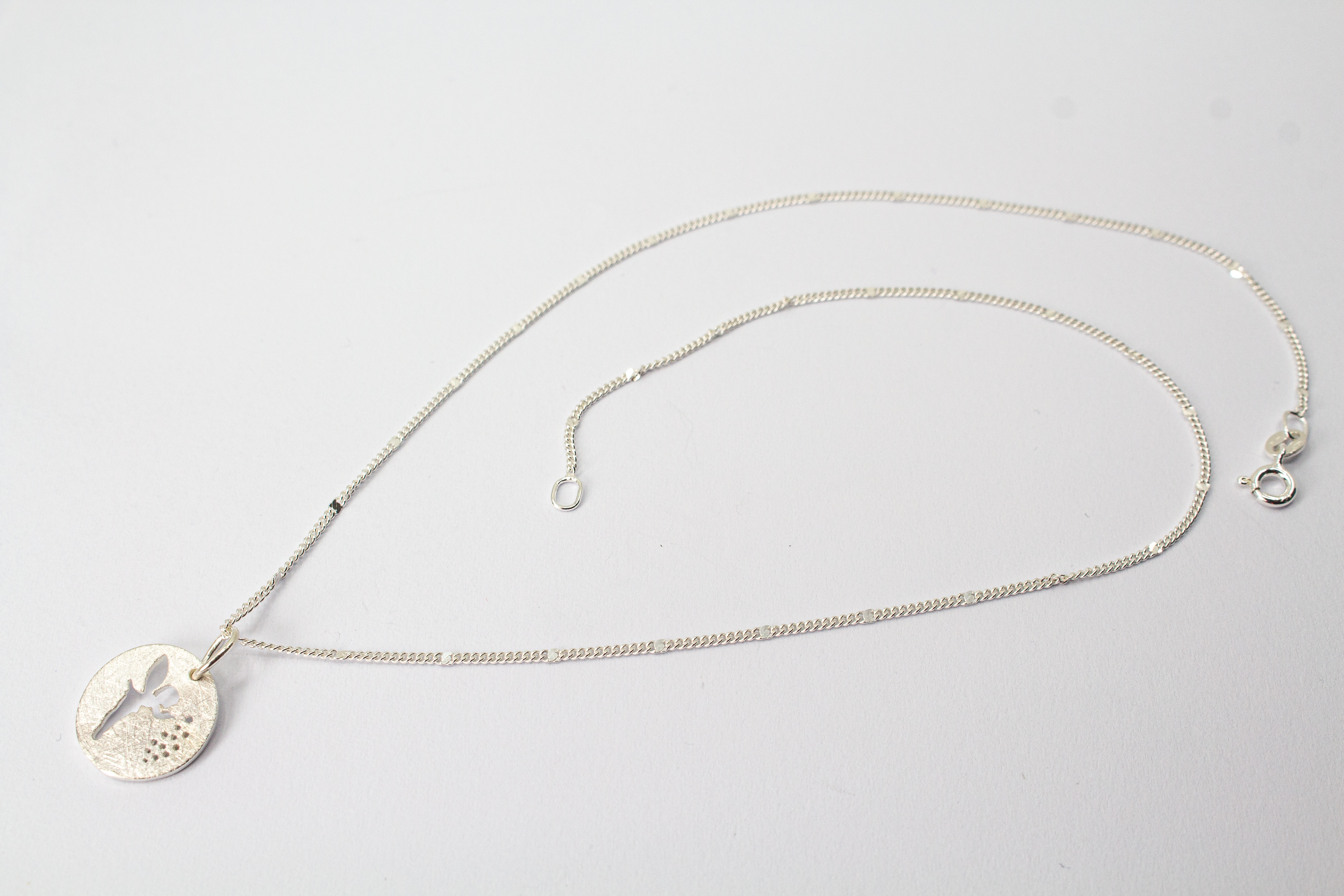 Zarte Halskette aus 925er Sterlingsilber mit rundem Anhänger, Fee und Pusteblume-Motiv, handgefertigt von Goldschmiede Regina Kraus.