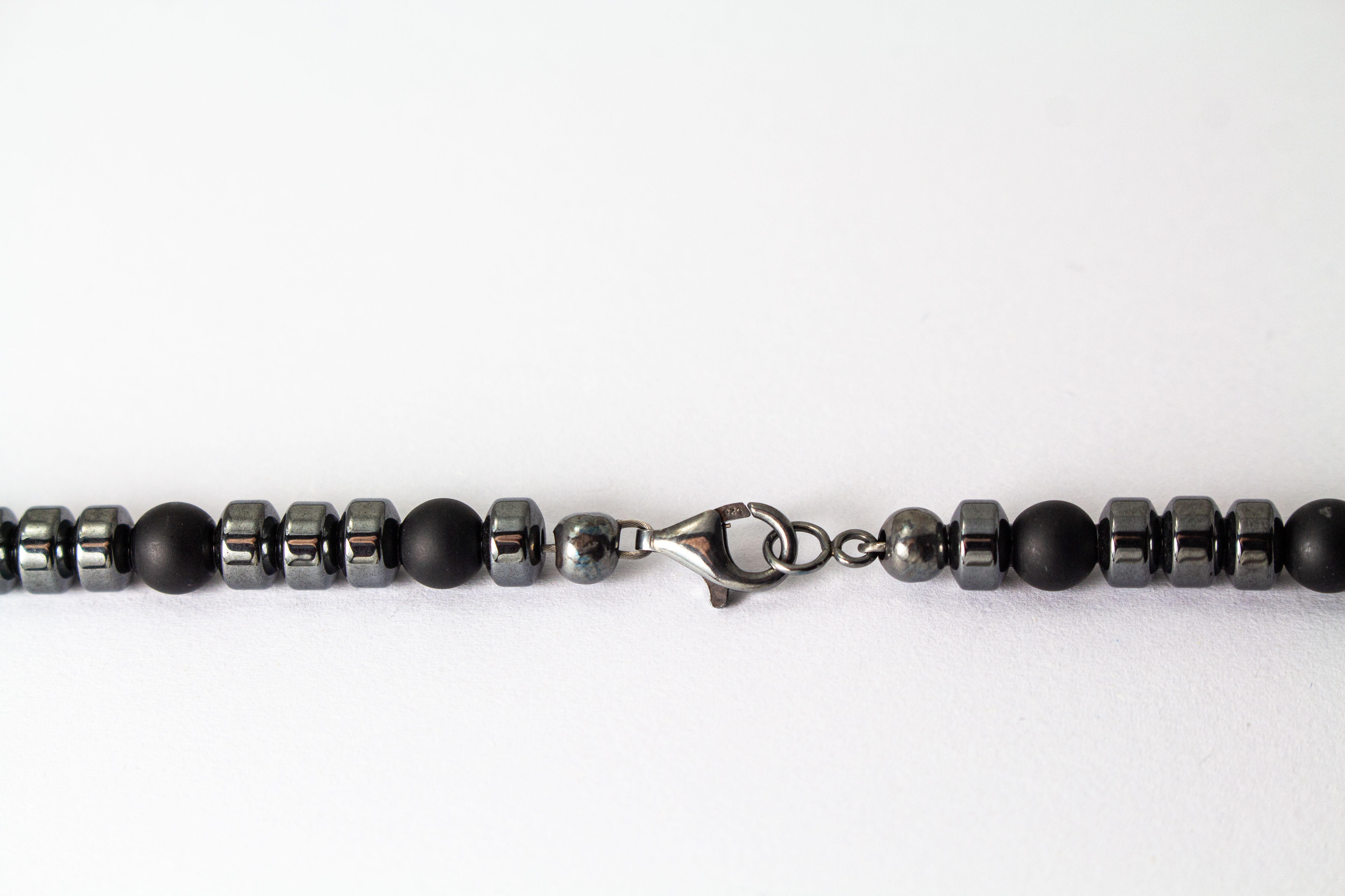 Herrenkette „Onyx Impuls“ aus mattschwarzem Onyx und Hämatit im minimalistischen maskulinen Design.