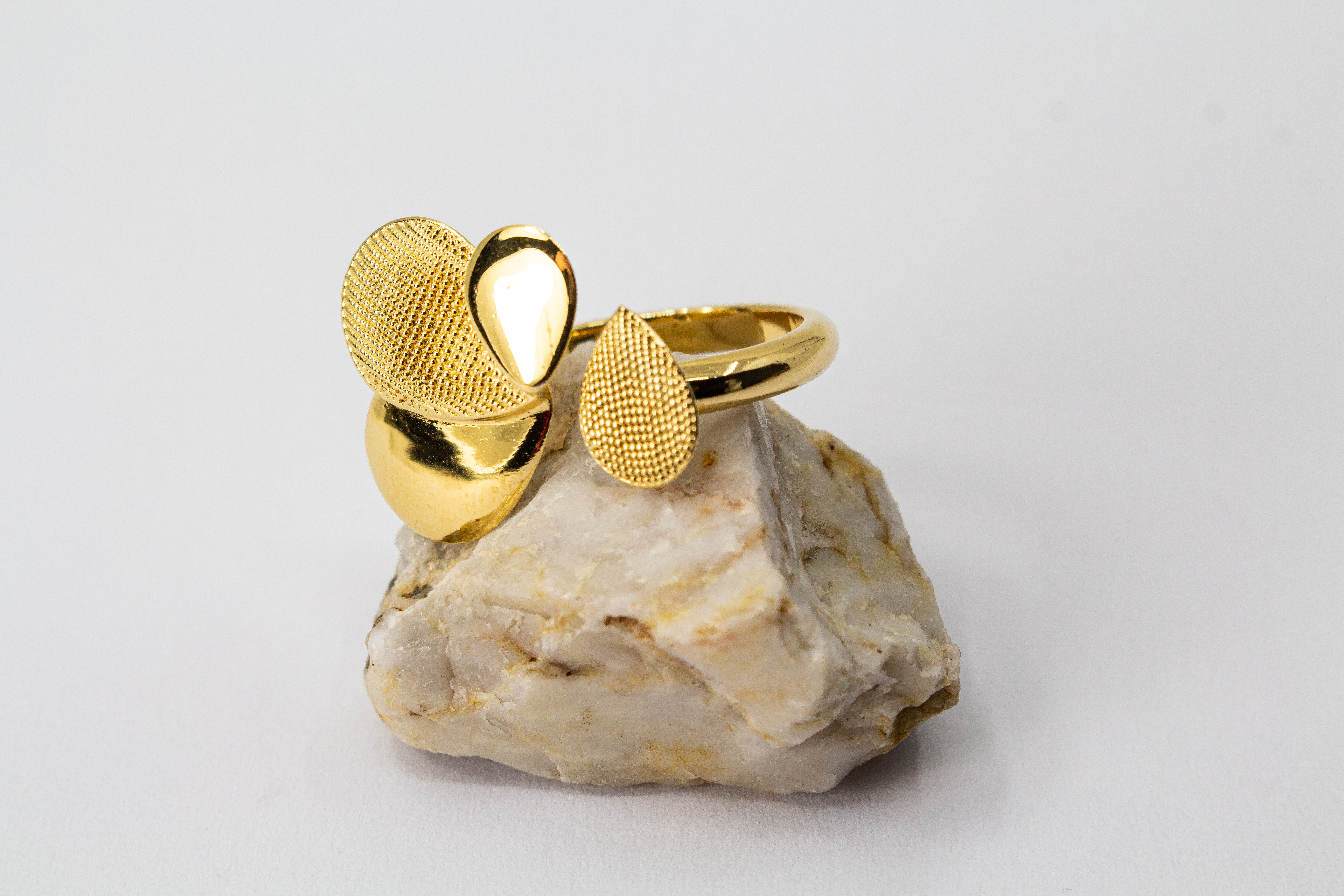 Ring Moon von Diva Gioielli, offenes Design aus vergoldetem Silber mit organisch geformten Elementen in glänzender und fein strukturierter Optik