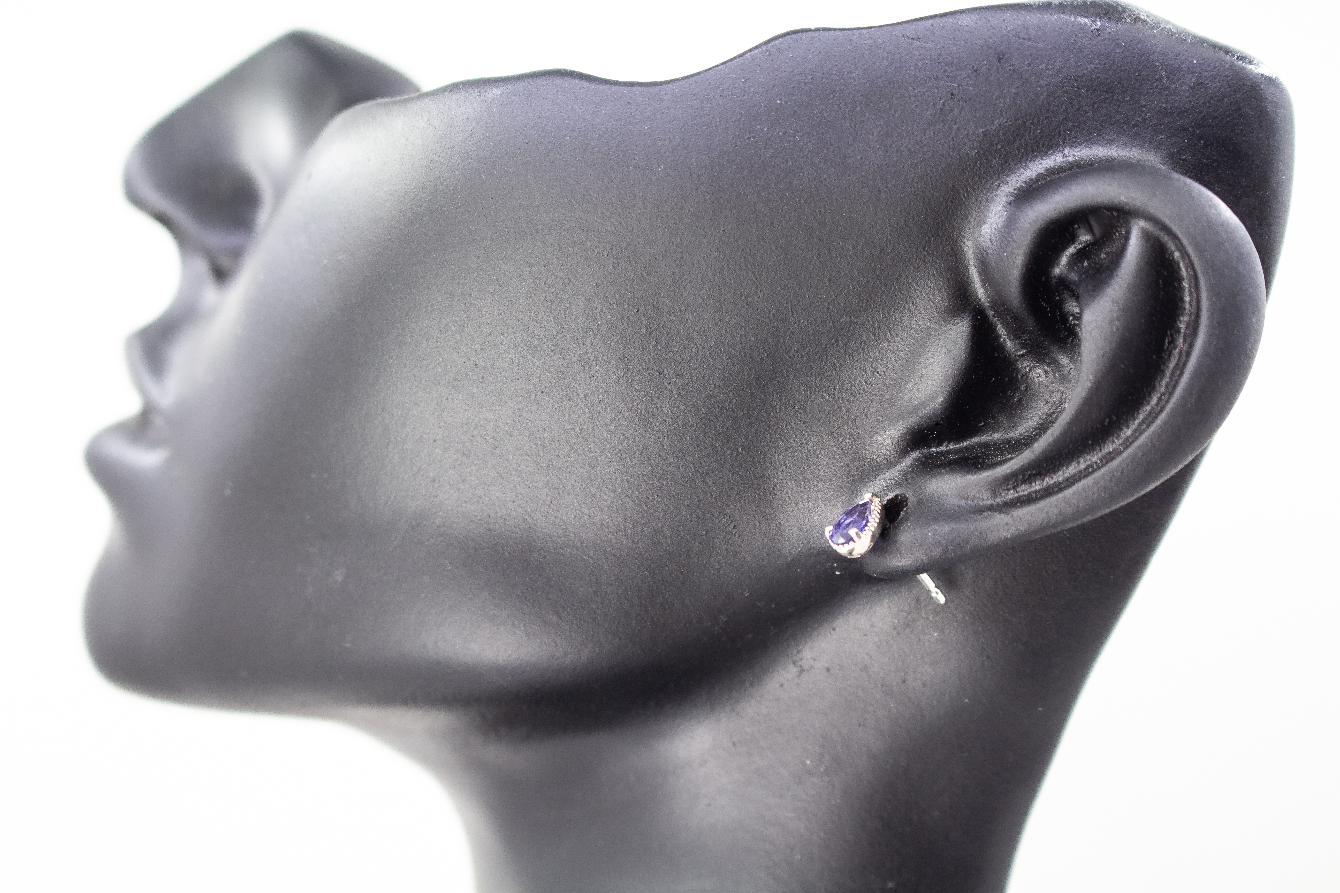 Paar filigrane Ohrstecker aus glänzendem 925 Sterling Silber mit kleinen, tropfenförmigen, blau-violetten Iolith-Edelsteinen in einer fein verzierten Fassung aus dem Online-Shop der Goldschmiede Regina Kraus.