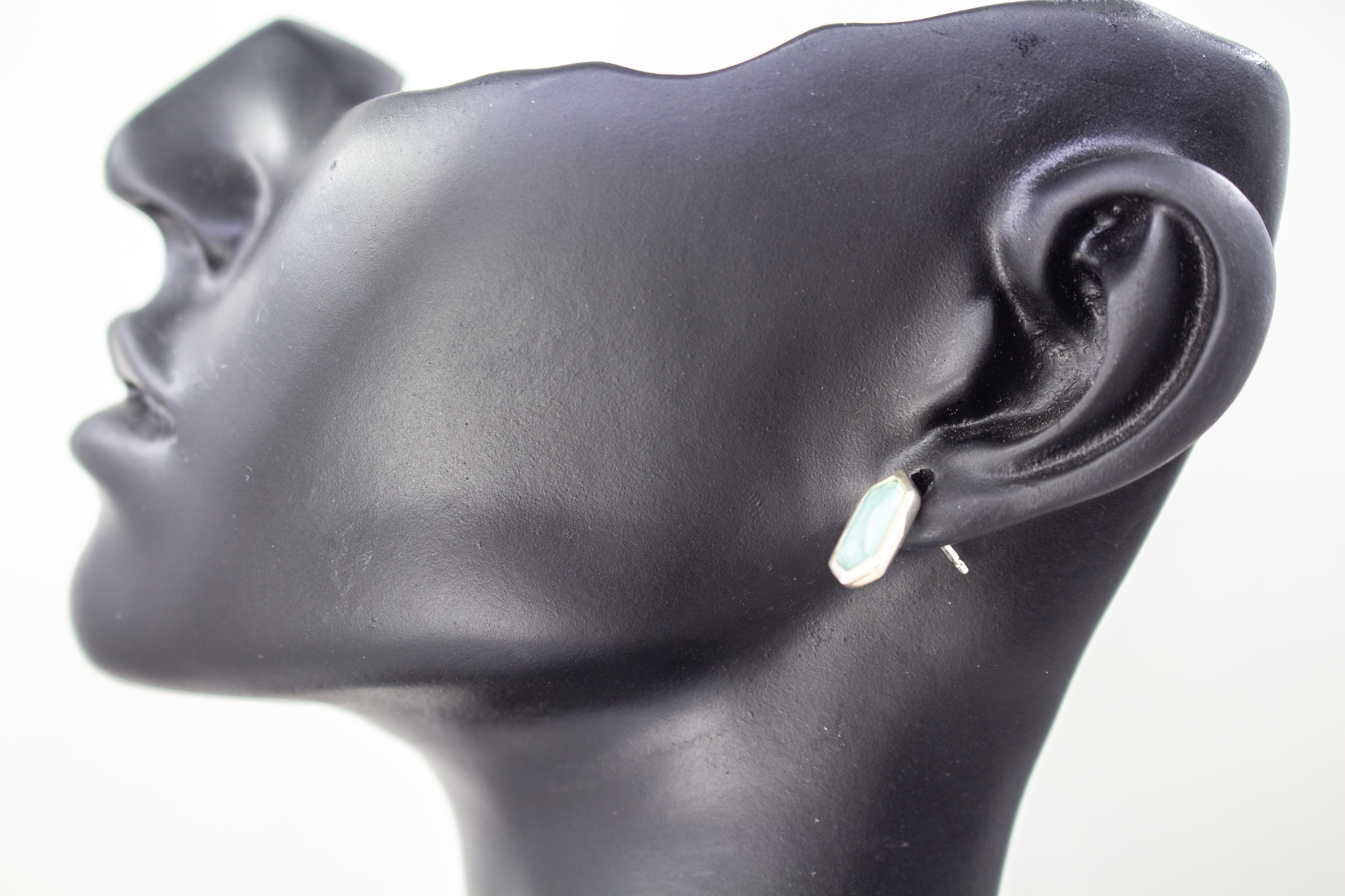 geometrische Ohrstecker aus glänzendem 925 Sterling Silber mit einem facettierten, sechseckigen Chalcedon-Edelstein in hellem Pastellblau aus dem Online-Shop der Goldschmiede Regina Kraus.