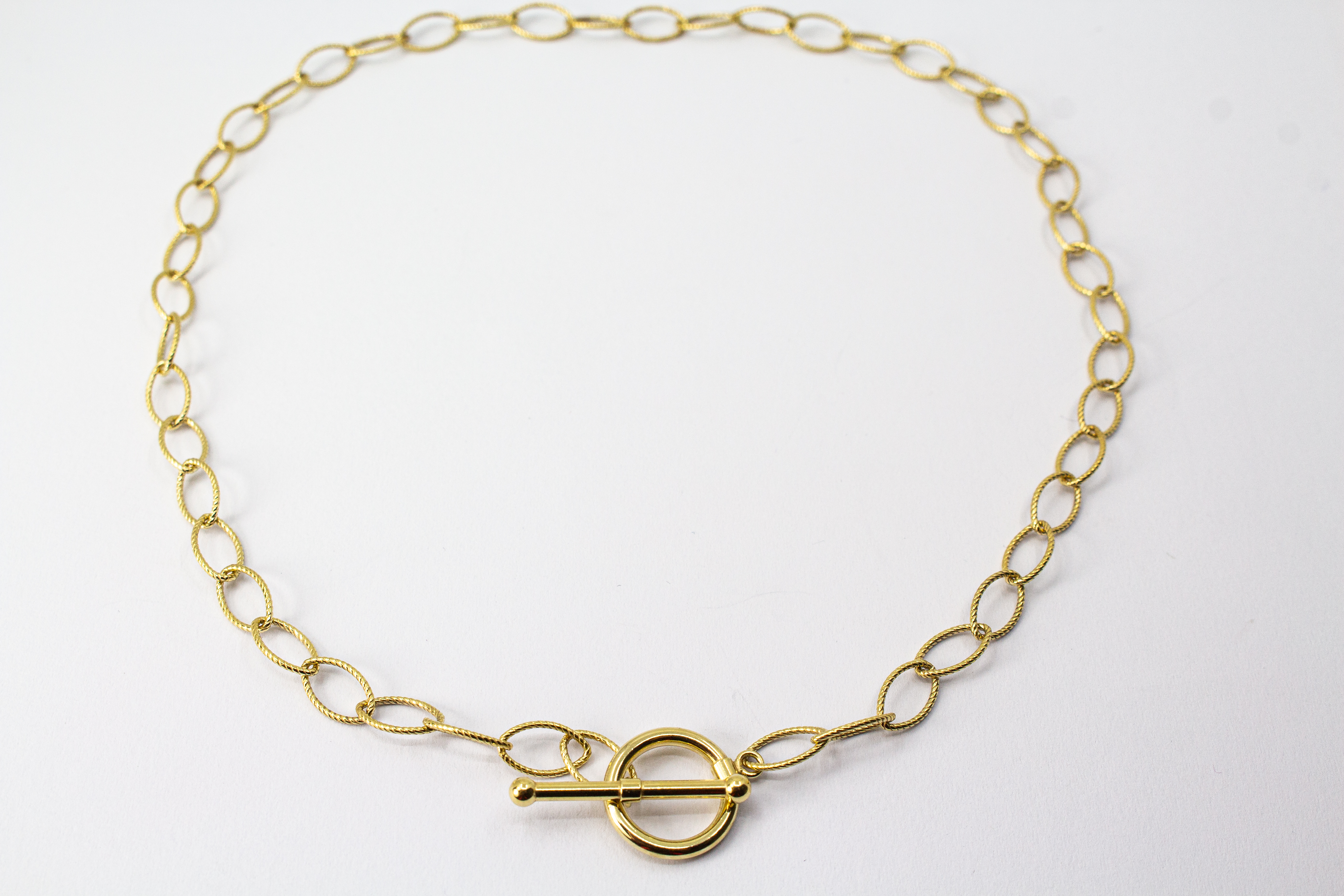 Vergoldete Gliederkette aus 925er Sterlingsilber (20 Mikron) mit markantem T-Verschluss (Knebelverschluss), handgefertigt von Goldschmiede Regina Kraus.