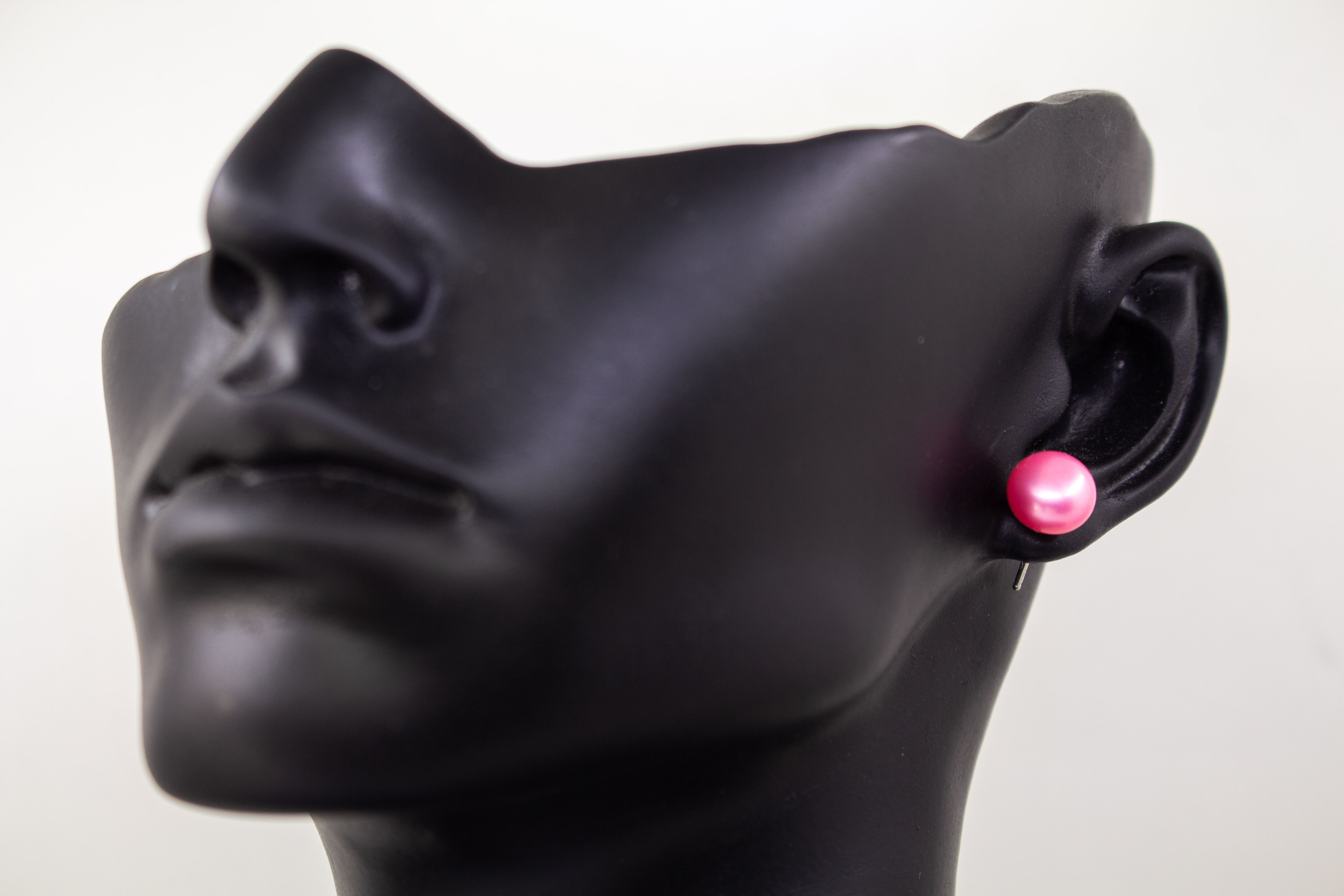 925er Sterlingsilber Ohrstecker mit schimmernder pinker Süßwasserzuchtperle in klassischem, zeitlosem Design.
