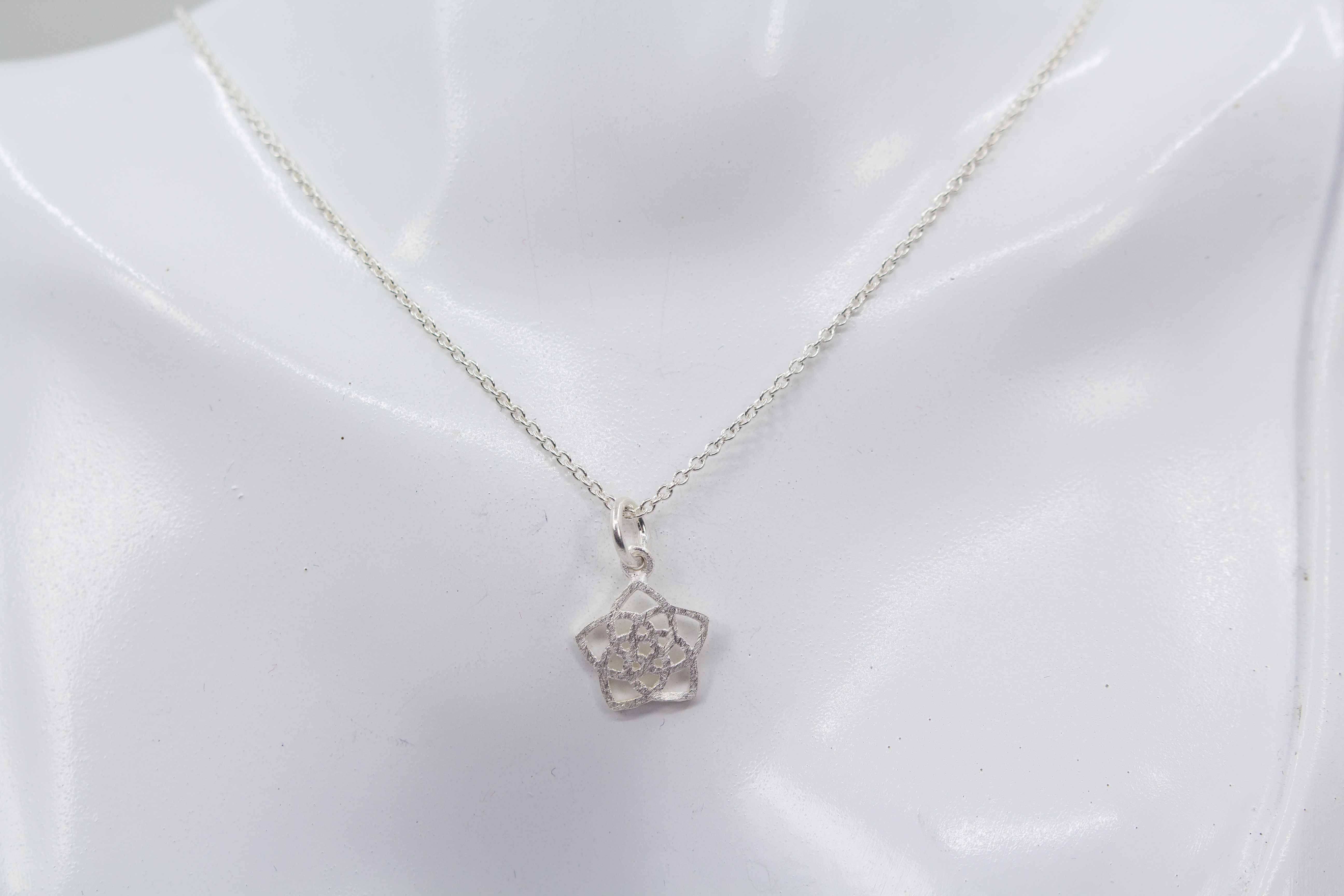 Silberkette mit Blumenanhänger online bestellen