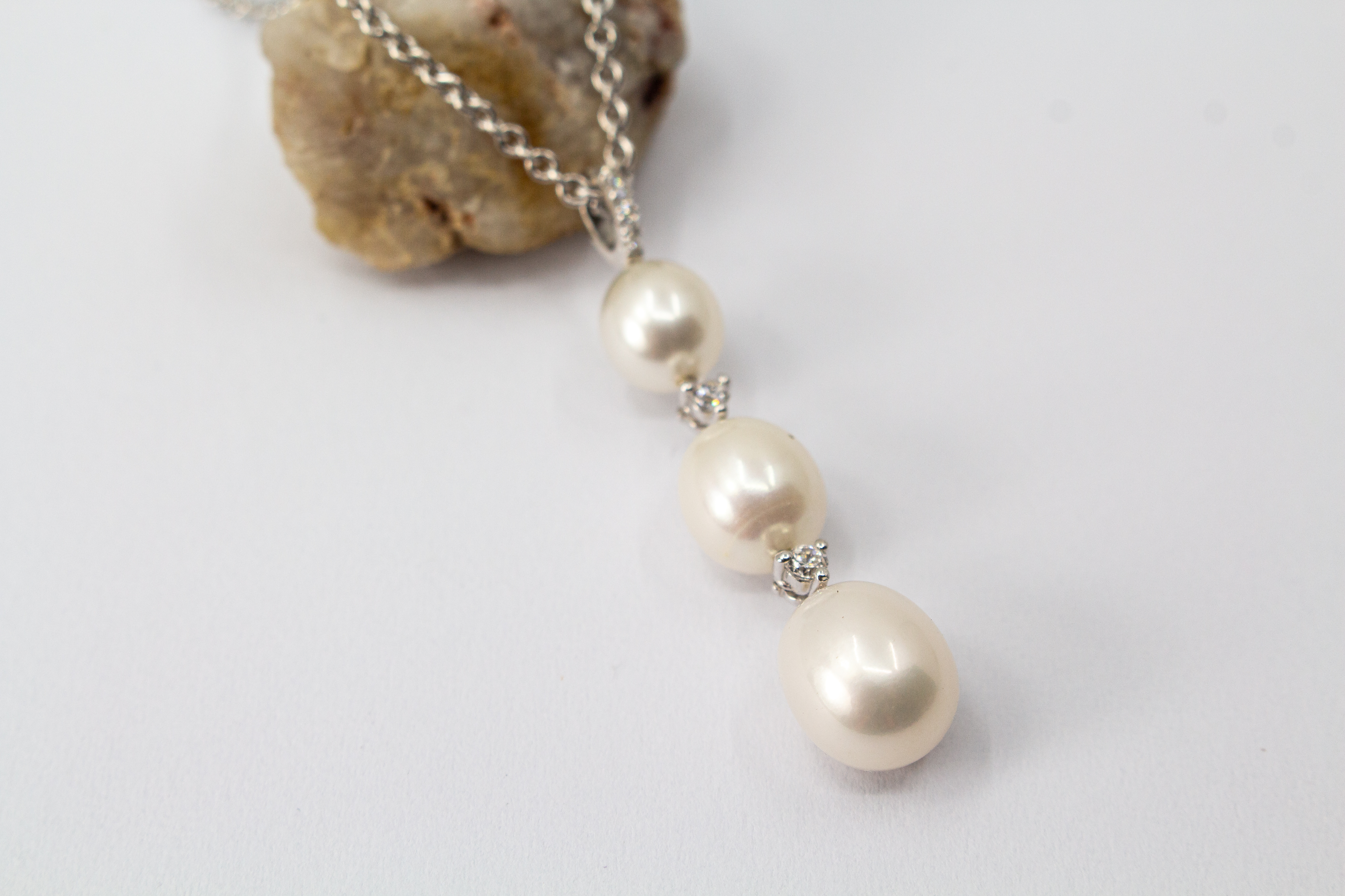 Hochwertiges Collier aus rhodiniertem 925er Sterlingsilber mit drei hängenden Süßwasserzuchtperlen und funkelnden Zirkonia-Zwischenelementen, Schmuckdesign von Regina Kraus