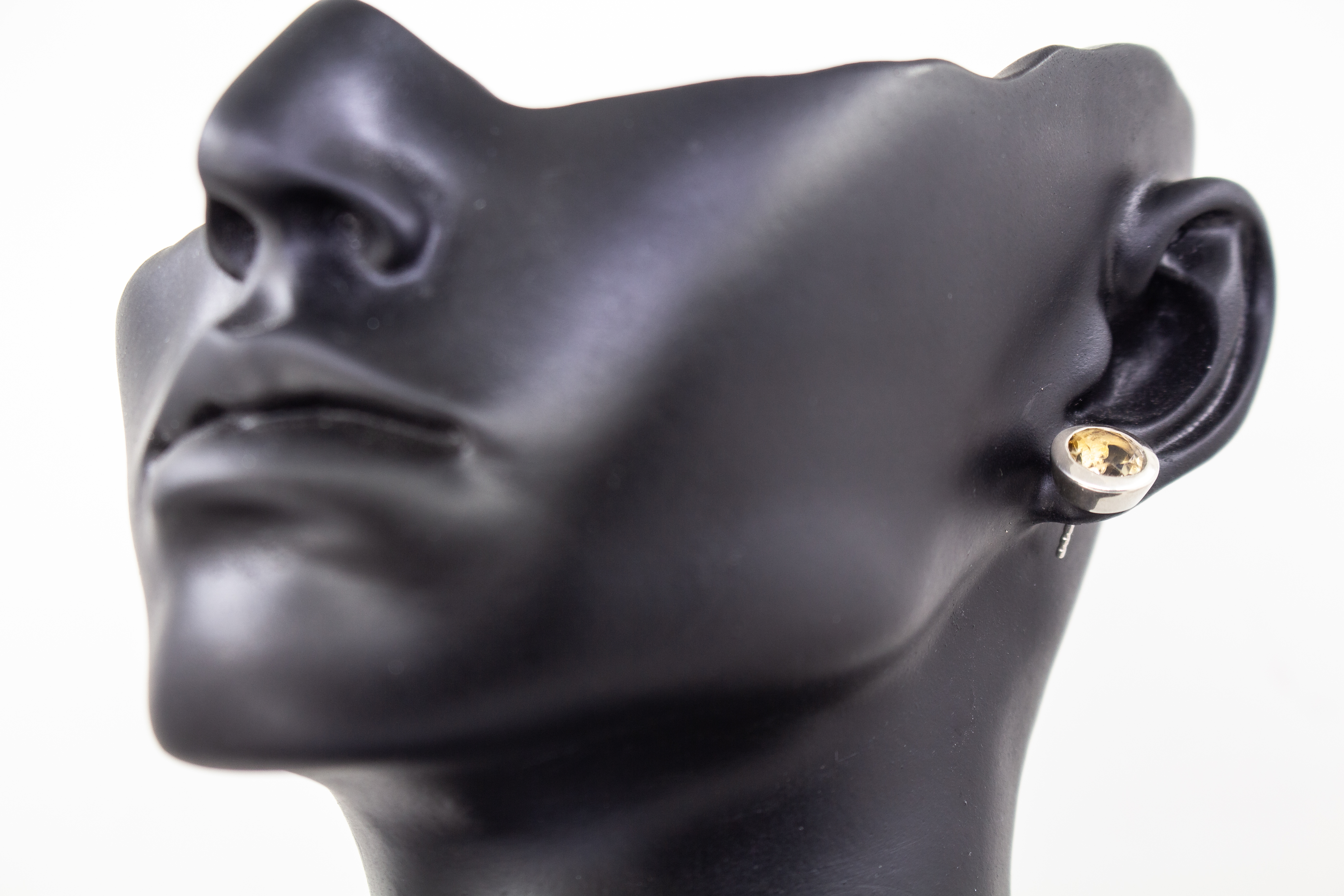 klassische, runde Ohrstecker aus glänzendem 925 Sterling Silber mit einem facettierten, hellgelben Citrin-Edelstein in einer glatten Zargenfassung aus dem Online-Shop der Goldschmiede Regina Kraus.