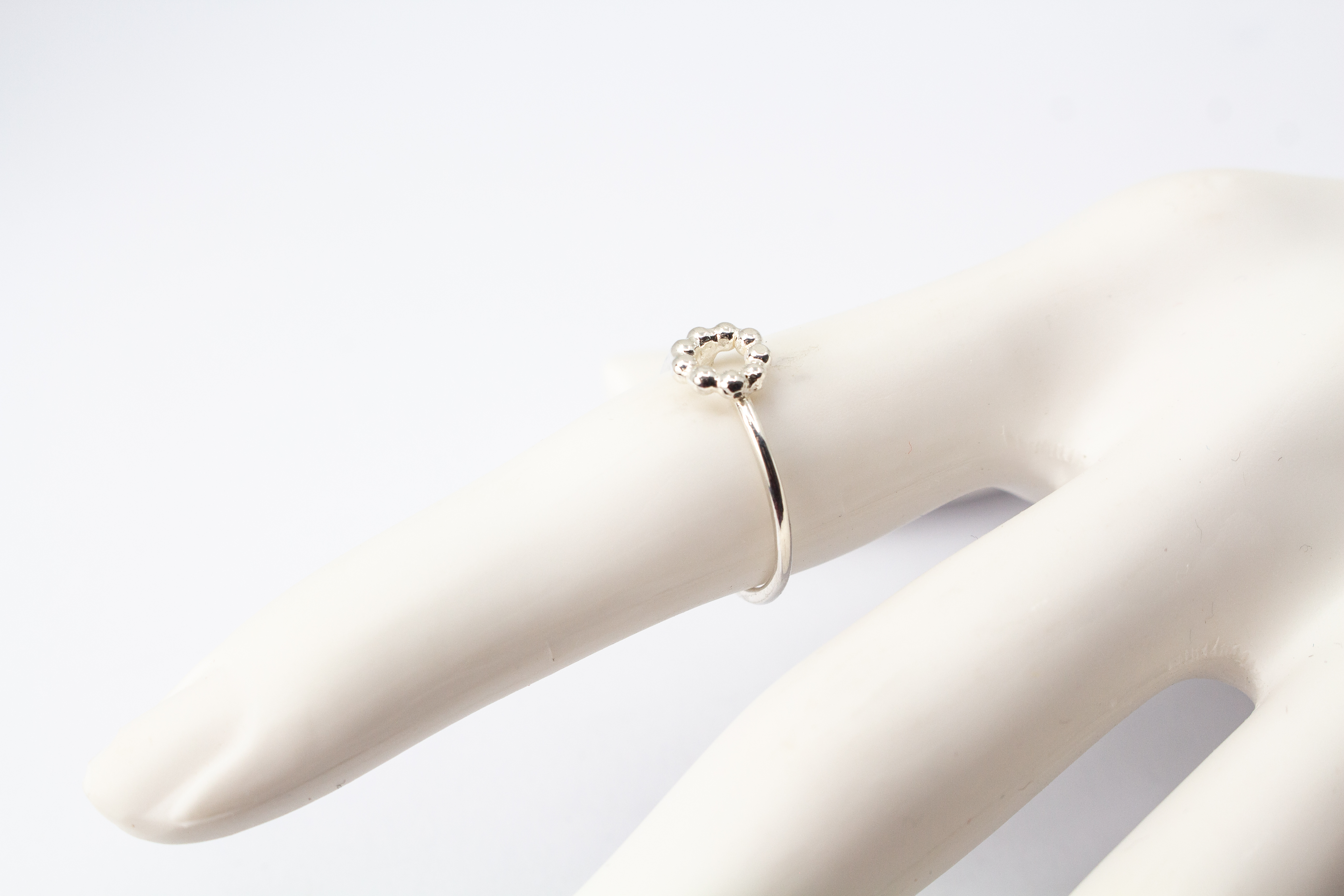 Zarter Silberring aus 925er Sterlingsilber mit einem dekorativen Kreis aus kleinen Silberperlen im Onlineshop von Goldschmiede Regina Kraus.