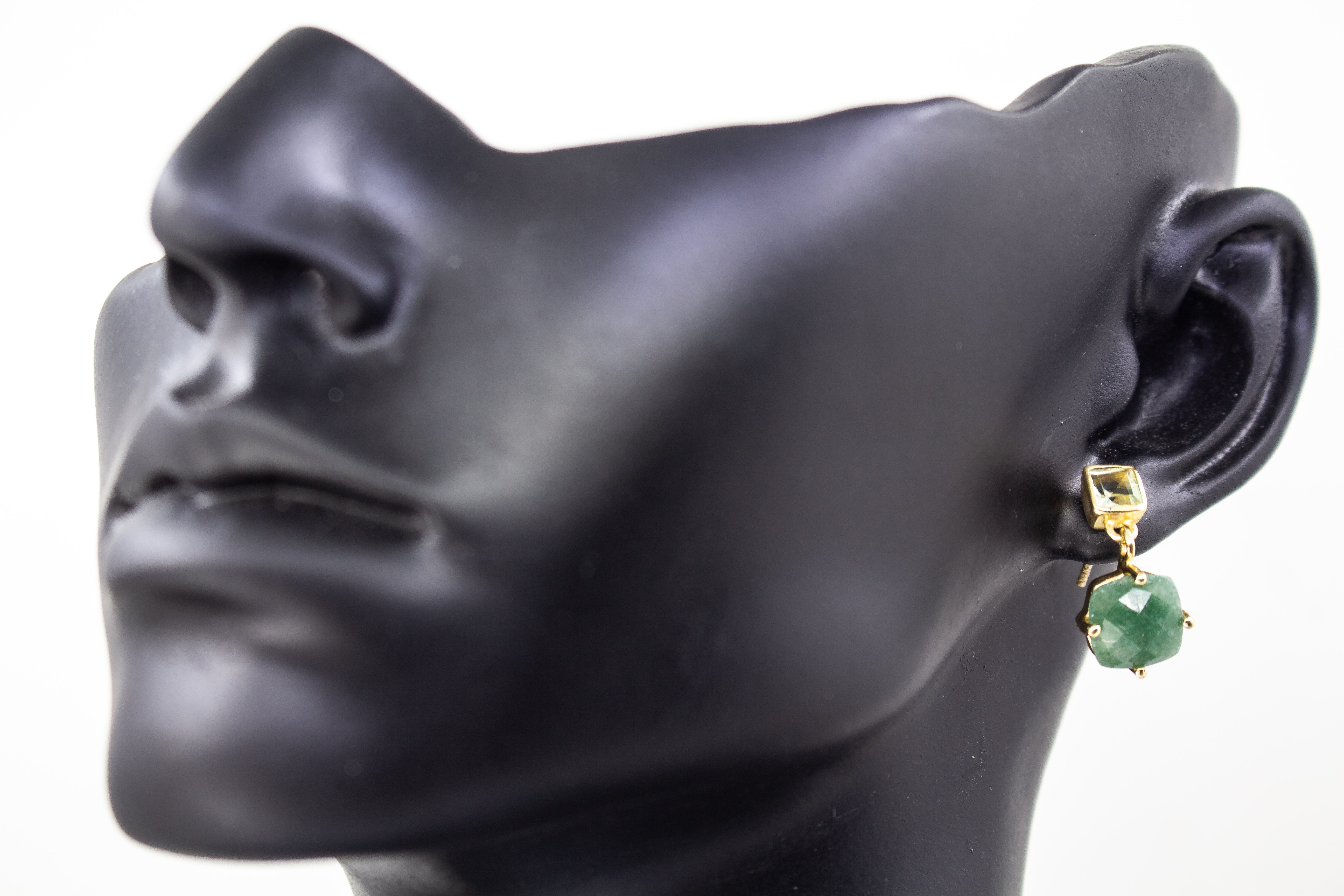 Paar elegante, zweistufige Ohrhänger auf einem Schmuckständer aus 18 Karat vergoldetem 925 Sterling Silber mit einem quadratischen, hellgrünen Prasiolith am Ohrstecker und einem größeren, kissenförmig facettierten grünen Aventurin-Edelstein als Anhänger a
