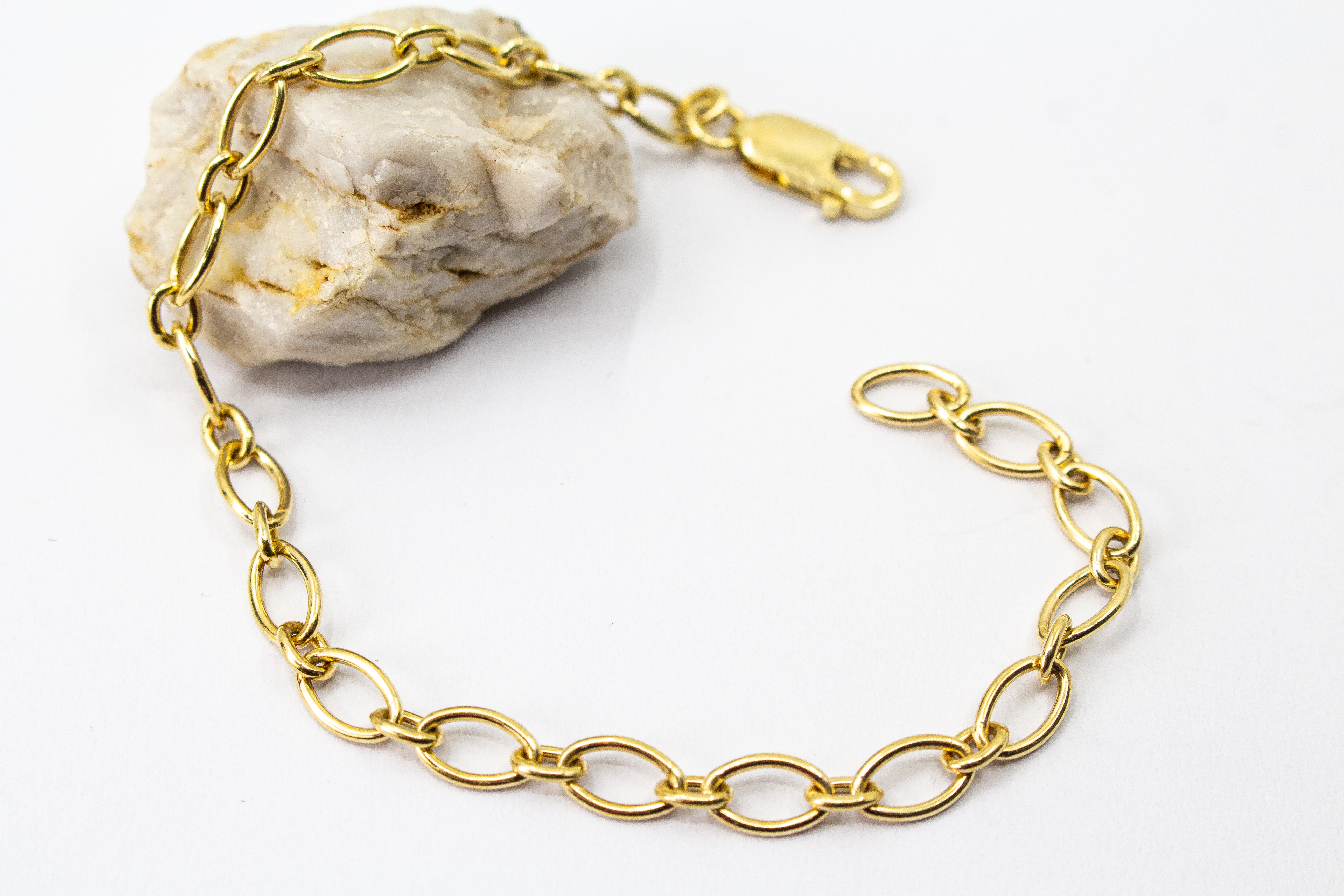 Hochwertig vergoldetes Armband (20 Mikron) aus 925er Sterlingsilber mit ovalen Gliedern und Karabinerverschluss, Goldschmiede Regina Kraus.