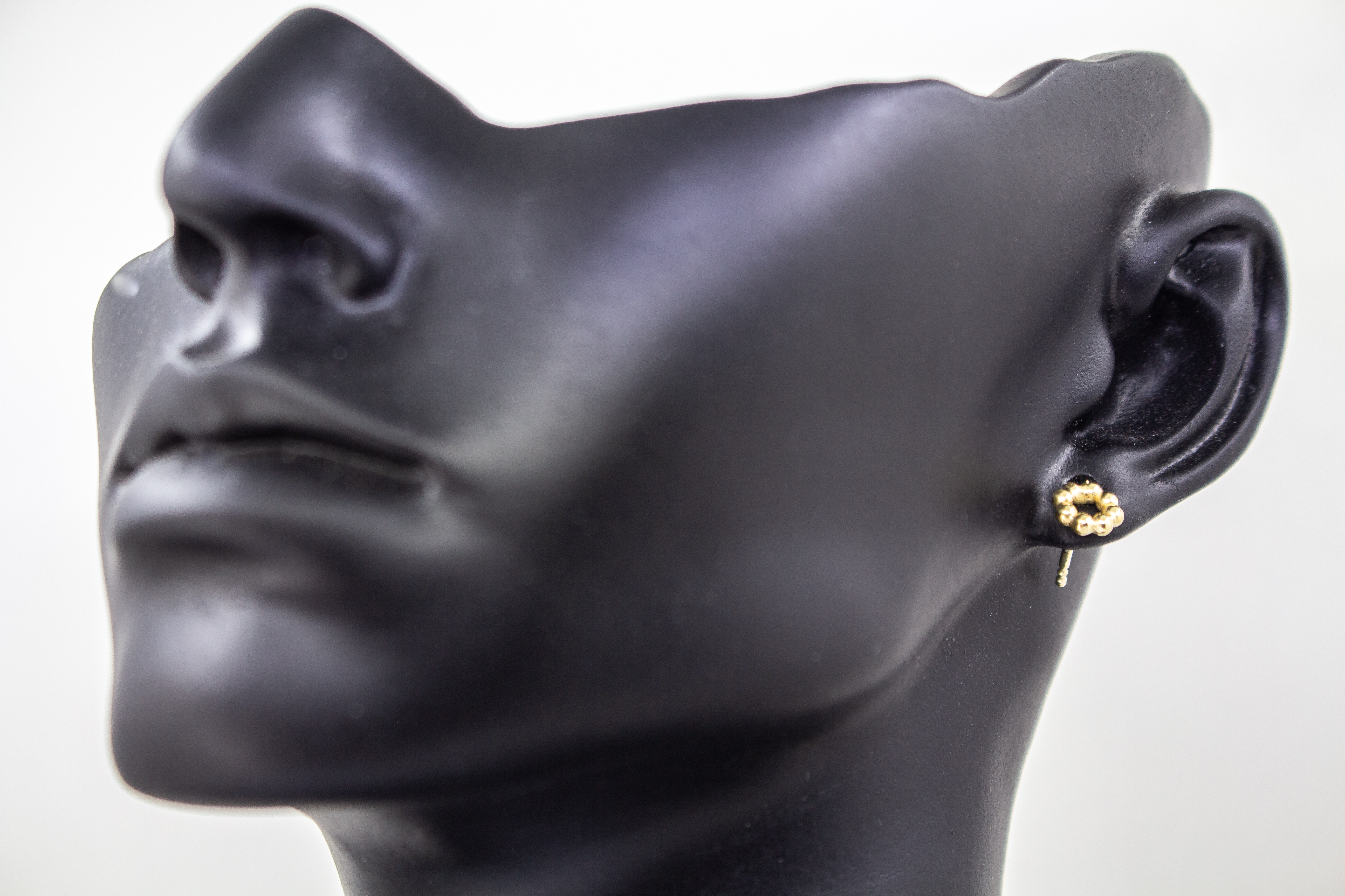 Handgefertigte runde Ohrstecker aus vergoldetem 925 Sterlingsilber im zarten Kügelchen-Design – filigraner Schmuck aus der Goldschmiede Regina Kraus.