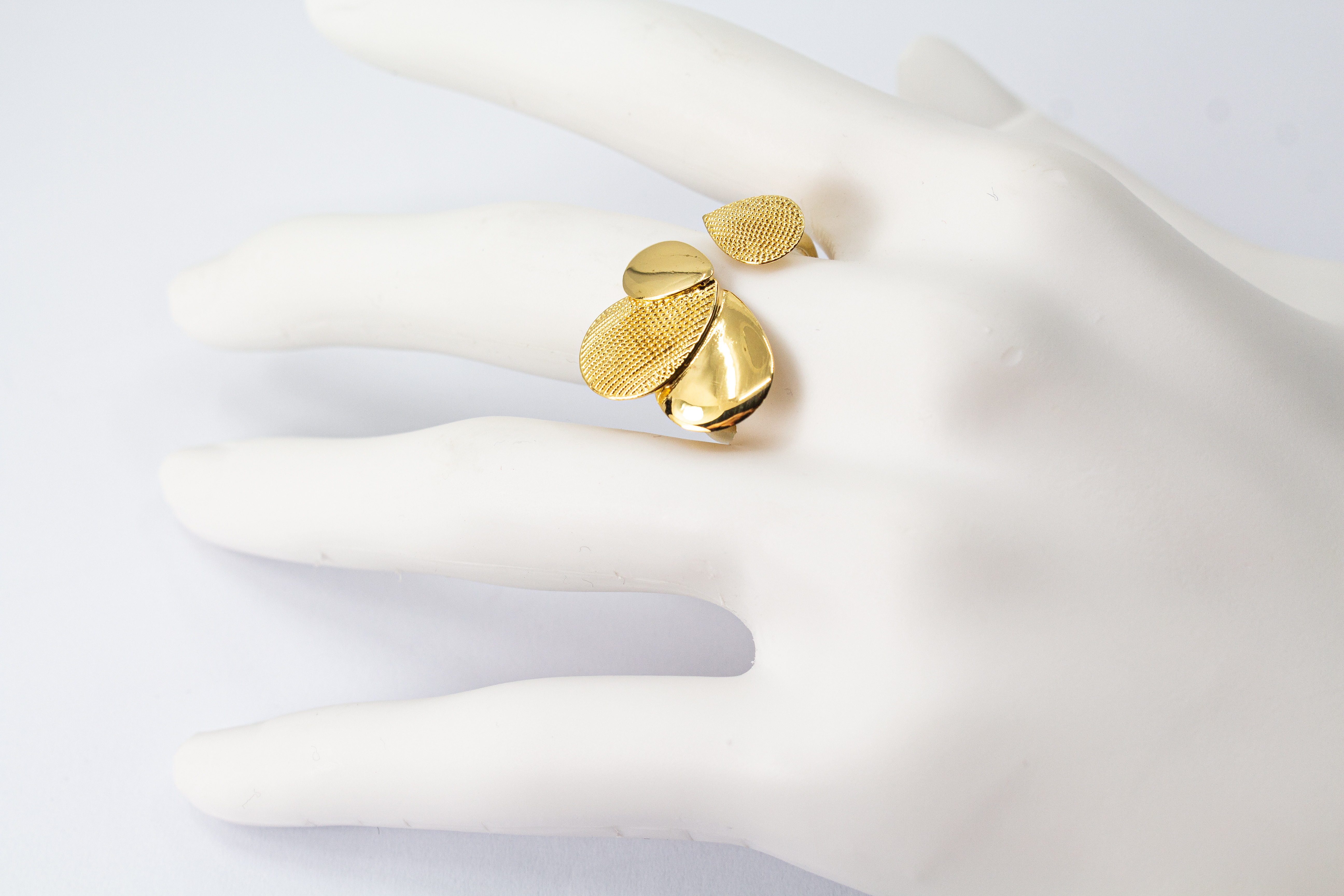 Ring Moon von Diva Gioielli, offenes Design aus vergoldetem Silber mit organisch geformten Elementen in glänzender und fein strukturierter Optik