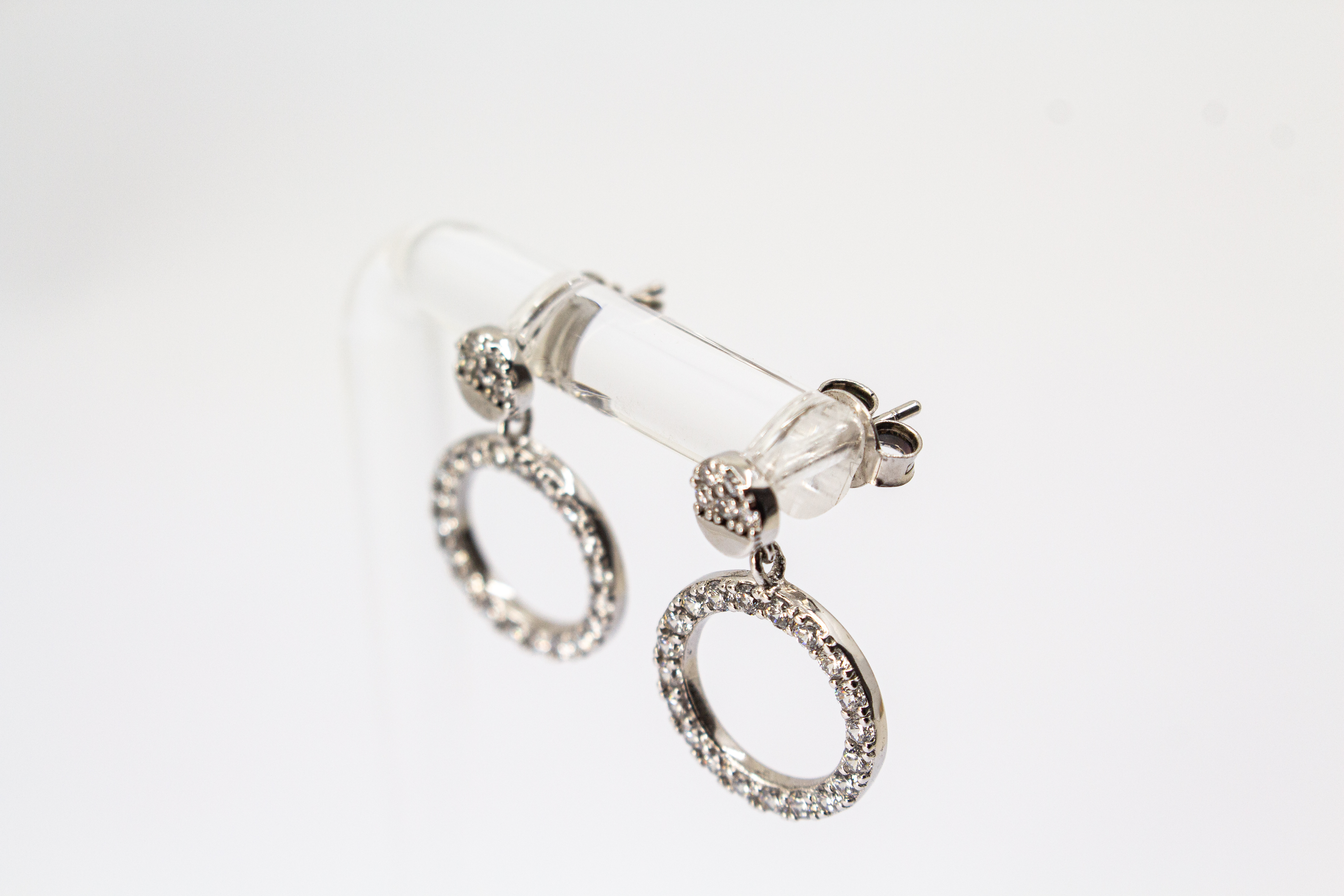 Elegante Ohrstecker aus rhodiniertem 925er Silber mit einem großen, rundum mit Zirkonia besetzten Kreis-Anhänger im Onlineshop von Goldschmiede Regina Kraus.
