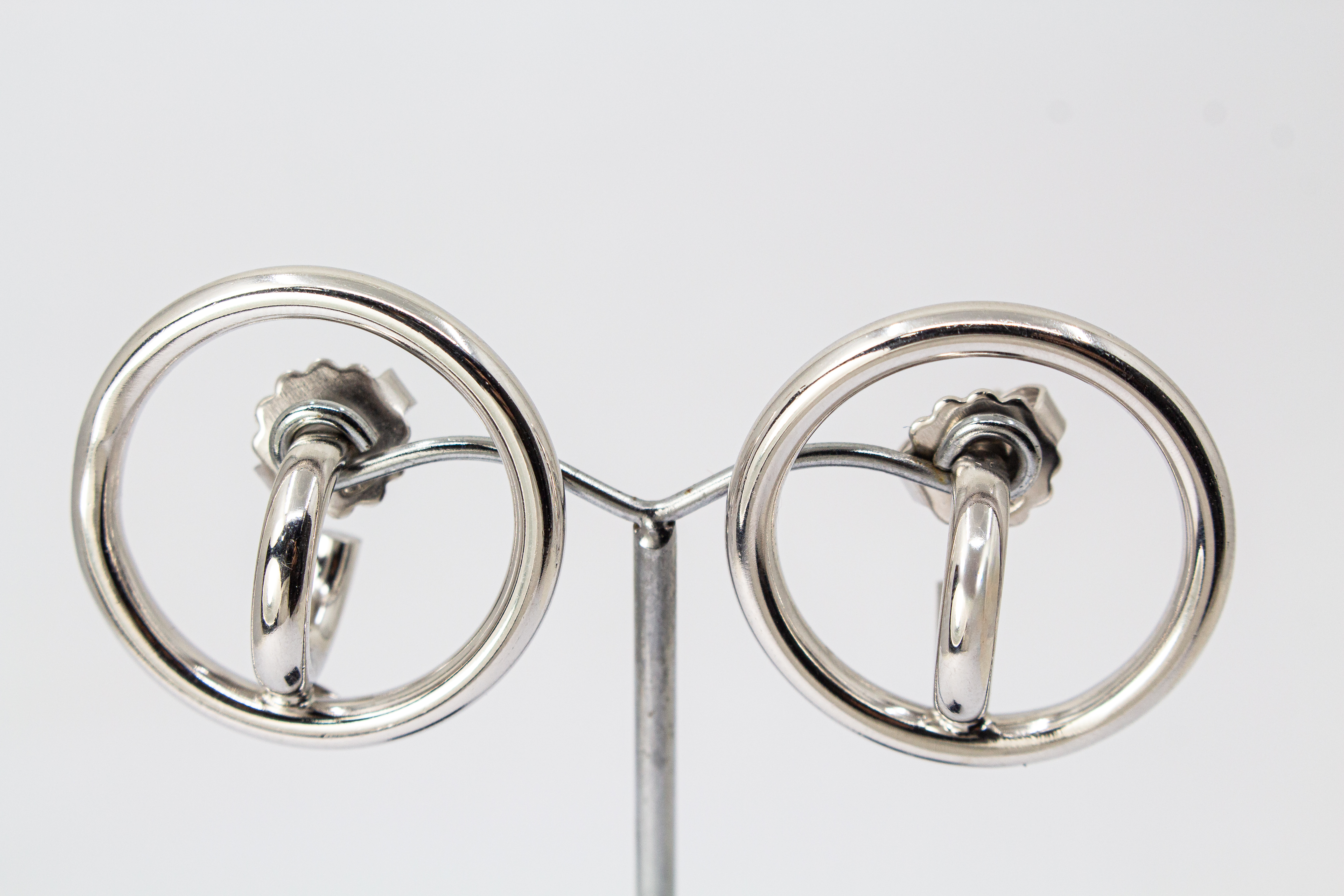 Italienische Design-Ohrstecker Orbita von Diva Gioielli aus hochglanzpoliertem, rhodiniertem 925 Sterling Silber im Doppelkreis-Look, erhältlich bei der Goldschmiede Regina Kraus.