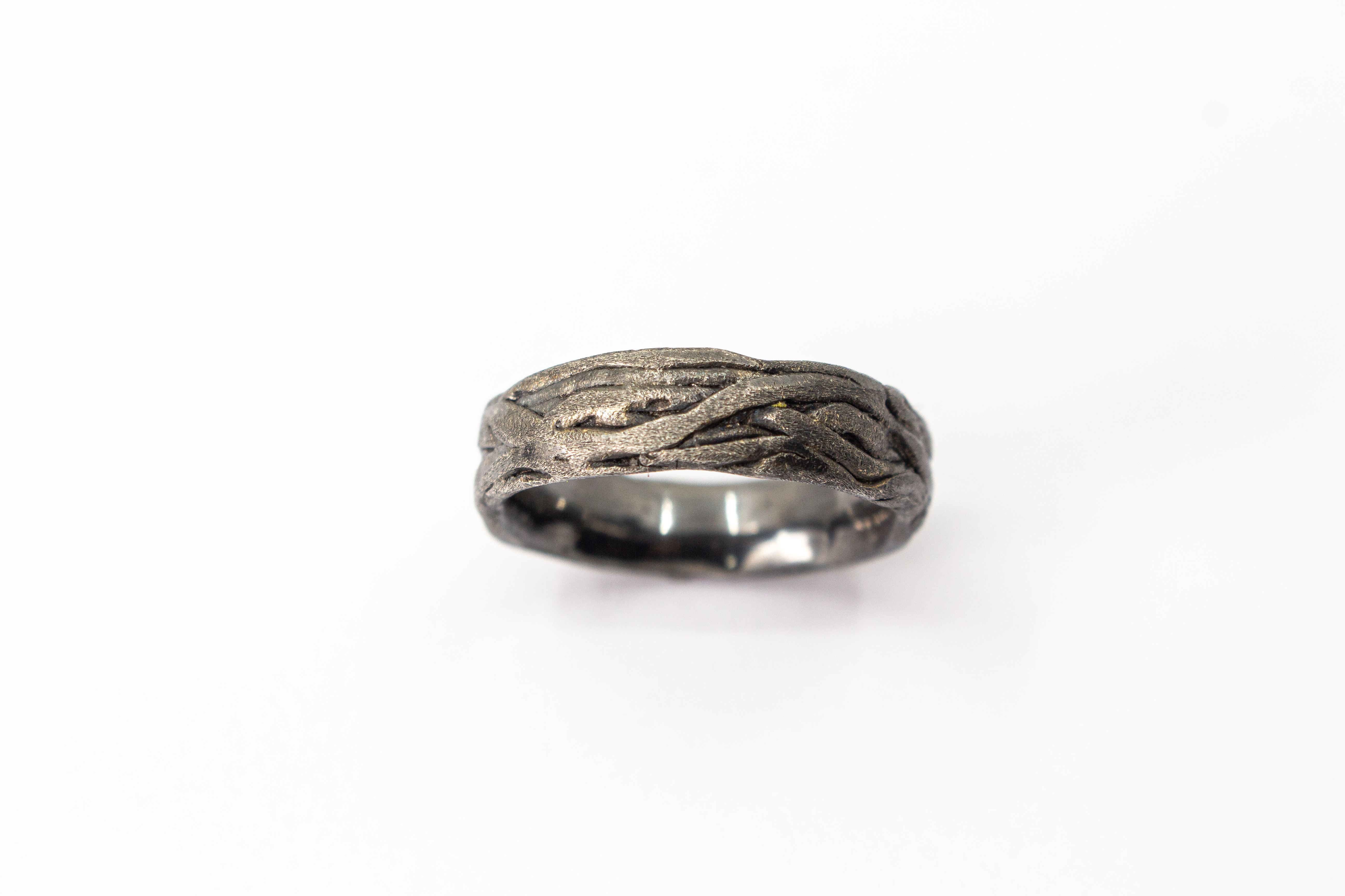 Markanter, strukturierter Bandring aus dunkel geschwärztem und oxidiertem 925 Sterlingsilber mit einer organisch geflochtenen Oberfläche im Ast- oder Rinden-Design aus dem Online-Shop der Goldschmiede Regina Kraus.