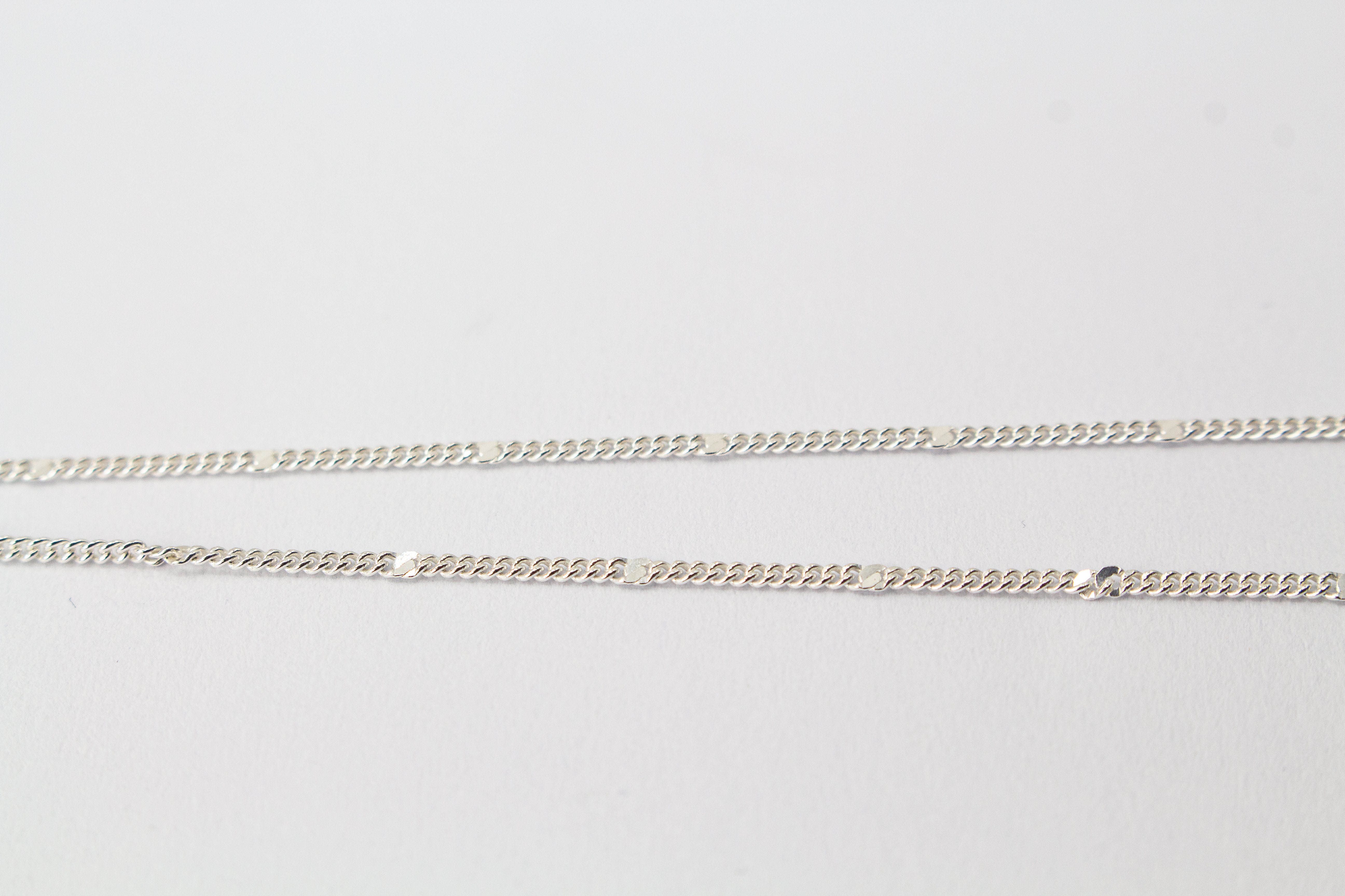 Zarte Halskette aus 925er Sterlingsilber mit rundem Anhänger, Fee und Pusteblume-Motiv, handgefertigt von Goldschmiede Regina Kraus.