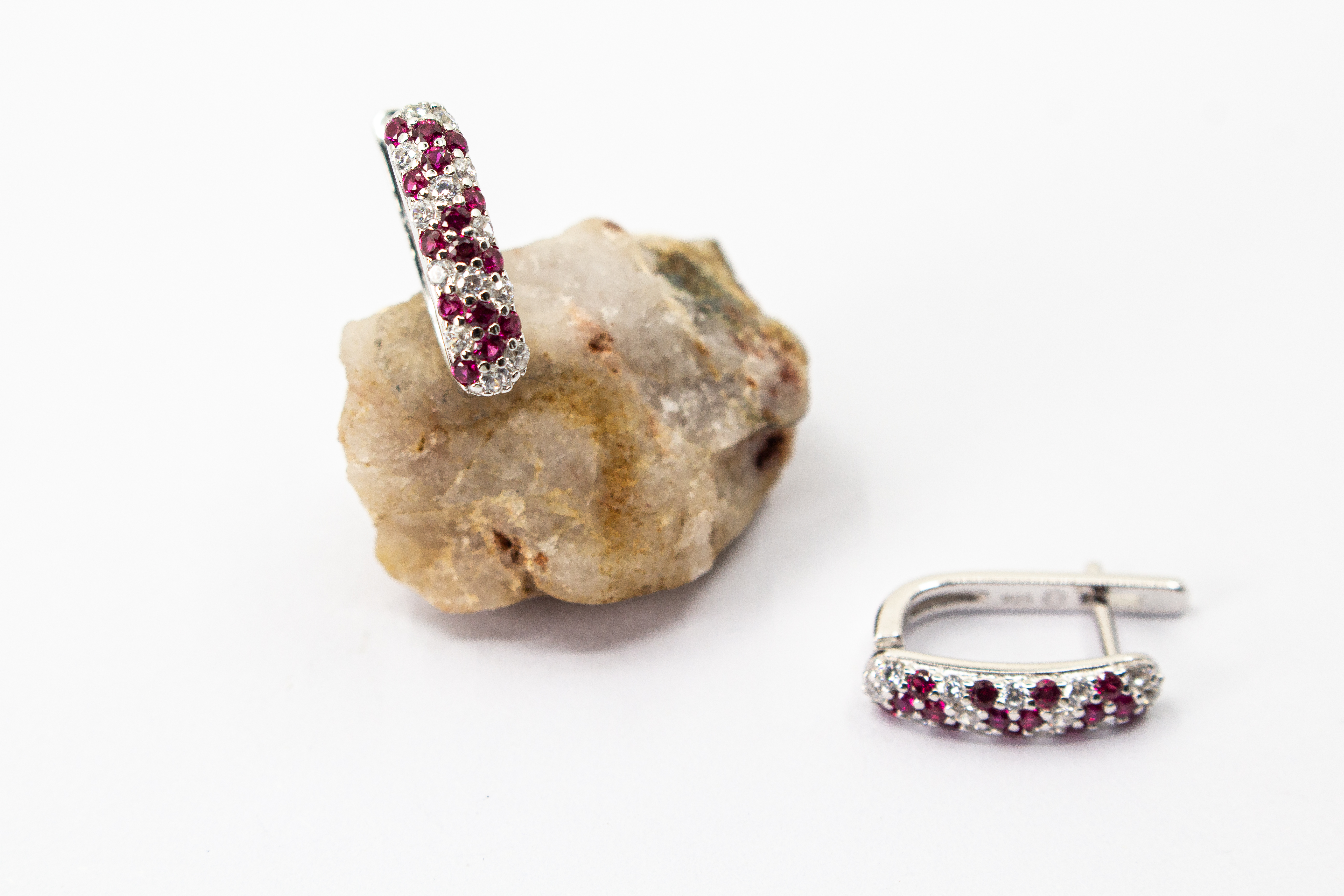Creolen „Kirschblüte“ aus rhodiniertem 925er Sterlingsilber mit roten und weißen Zirkonia in funkelnder Pavé-Fassung.