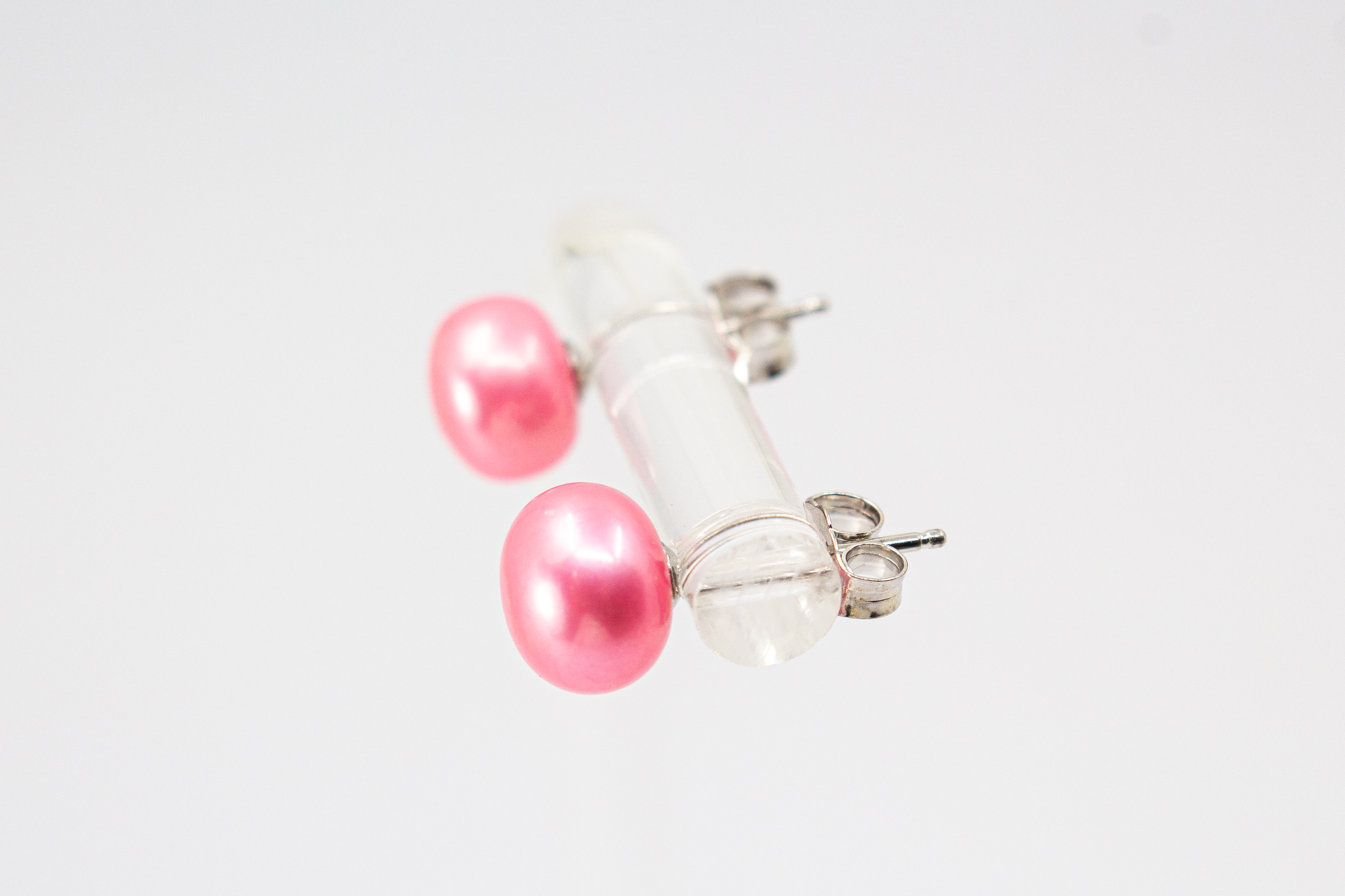 925er Sterlingsilber Ohrstecker mit schimmernder pinker Süßwasserzuchtperle in klassischem, zeitlosem Design.