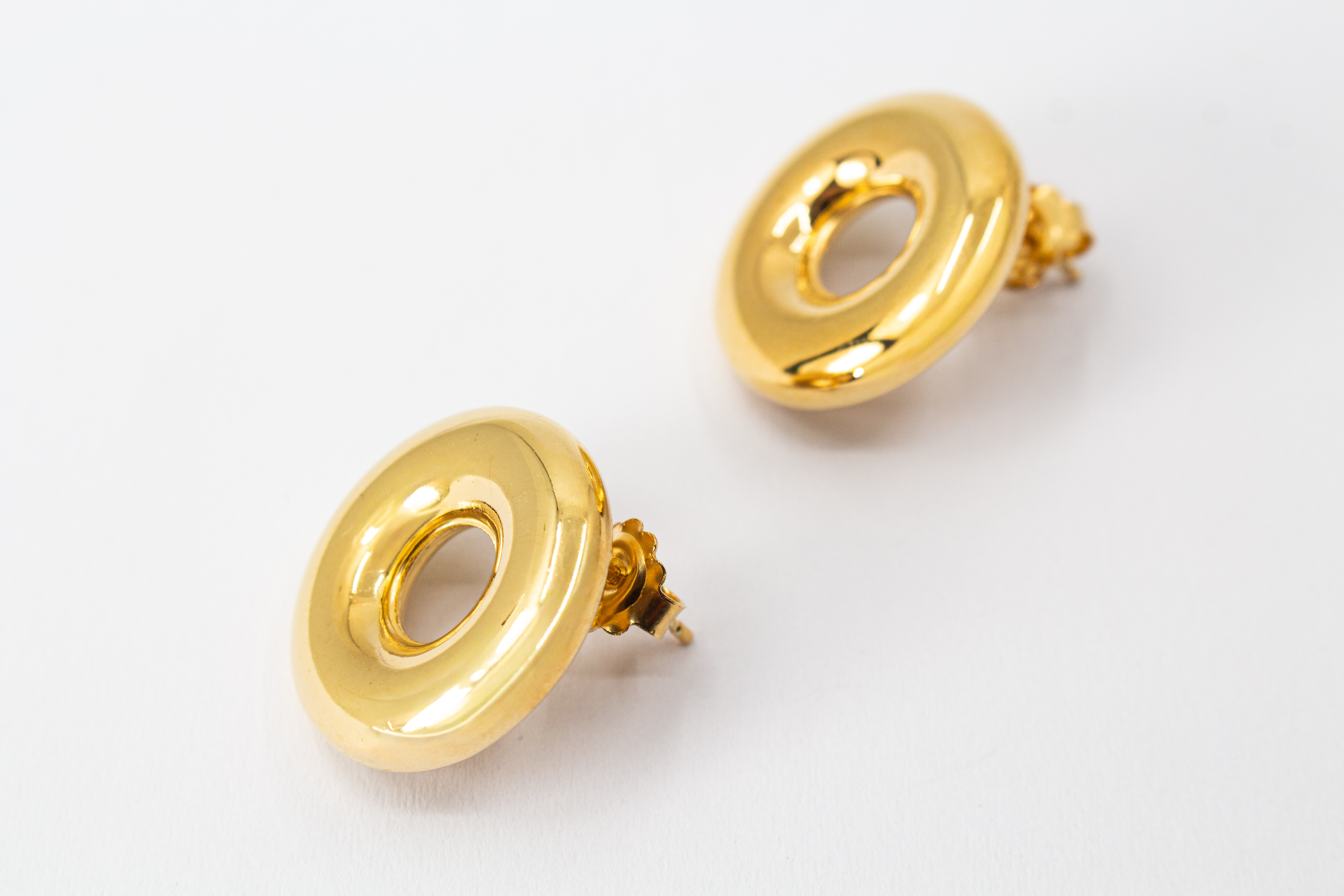 Moderne, runde Statement-Ohrstecker „Moon“ von Diva Gioielli aus glänzend vergoldetem 925er Silber