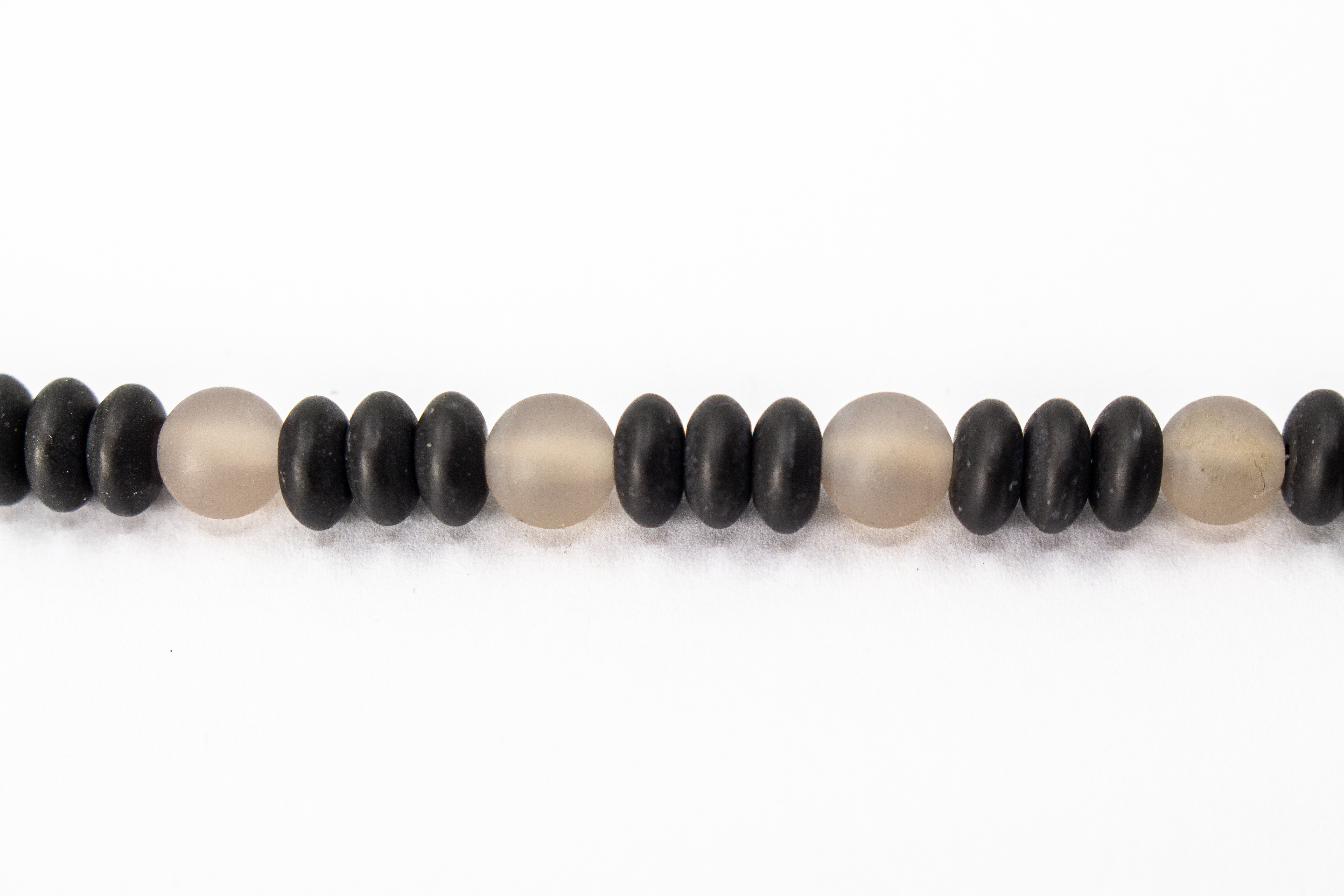 Herrenarmband „Vulkangrau“ aus matten Achat-Perlen und Lavasteinen mit markantem Element aus geschwärztem Silber.