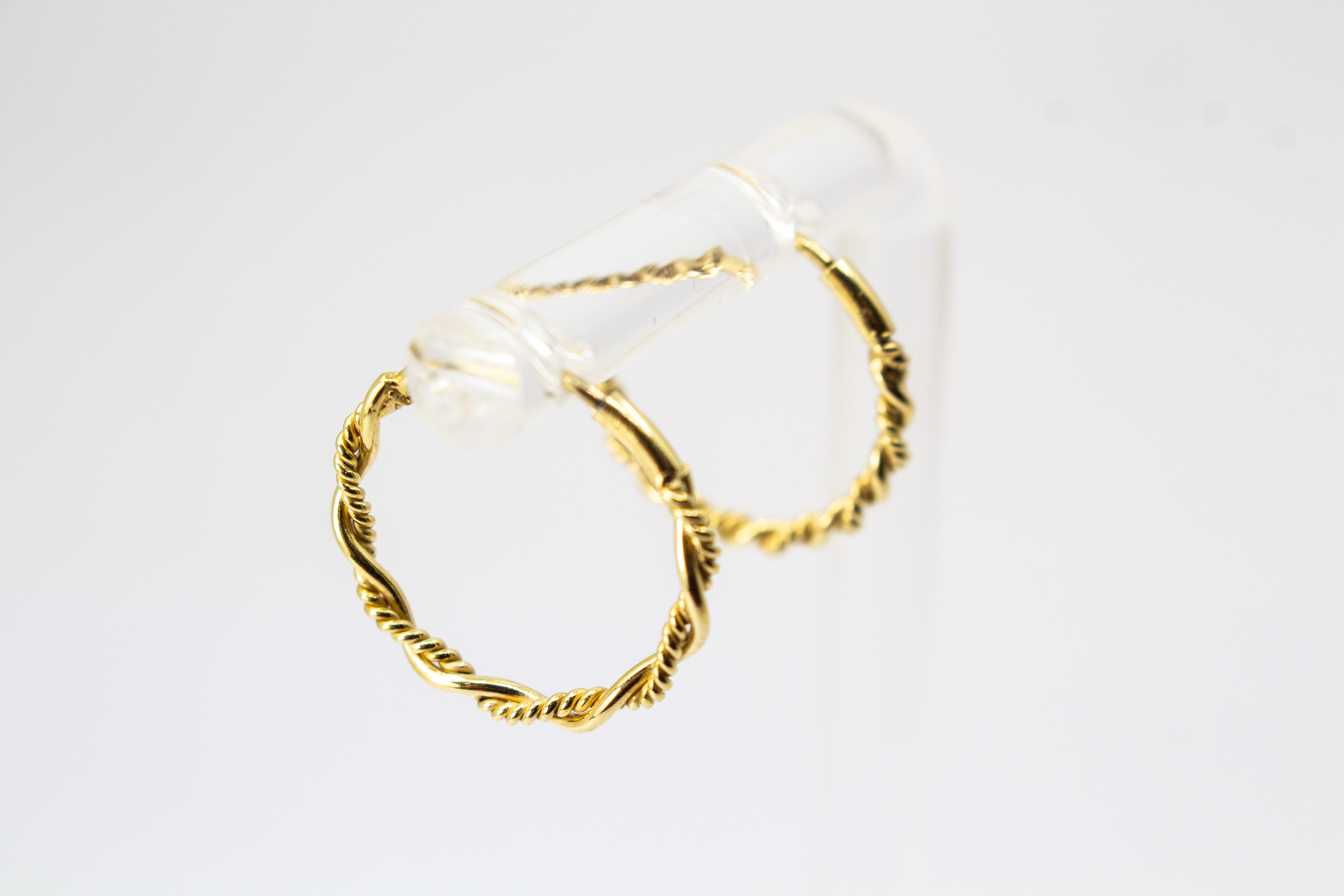 fein gedrehte Creolen im Kordel-Design aus vergoldetem 925 Sterlingsilber – eleganter Ohrschmuck aus der Goldschmiede Regina Kraus.