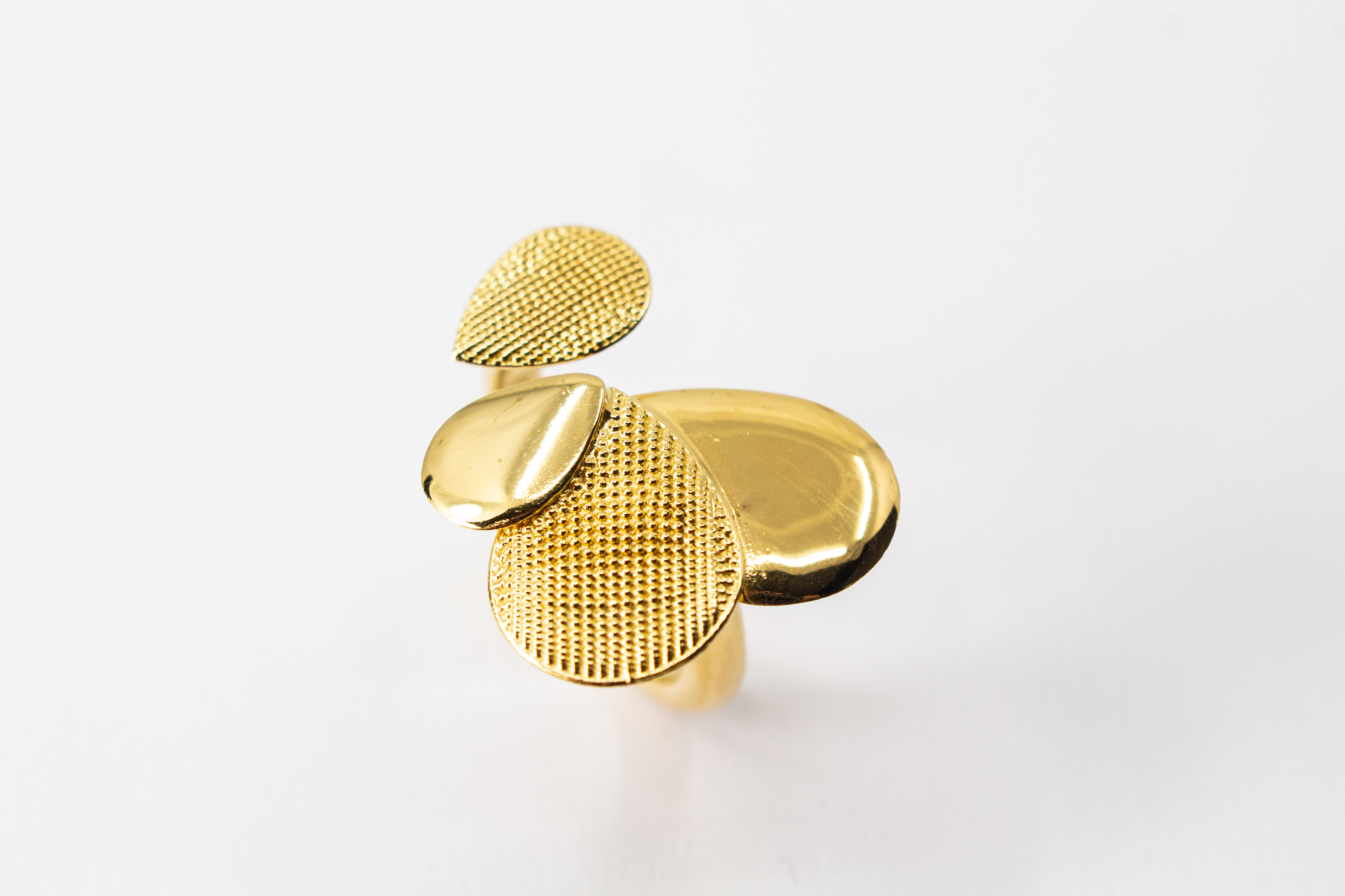 Ring Moon von Diva Gioielli, offenes Design aus vergoldetem Silber mit organisch geformten Elementen in glänzender und fein strukturierter Optik