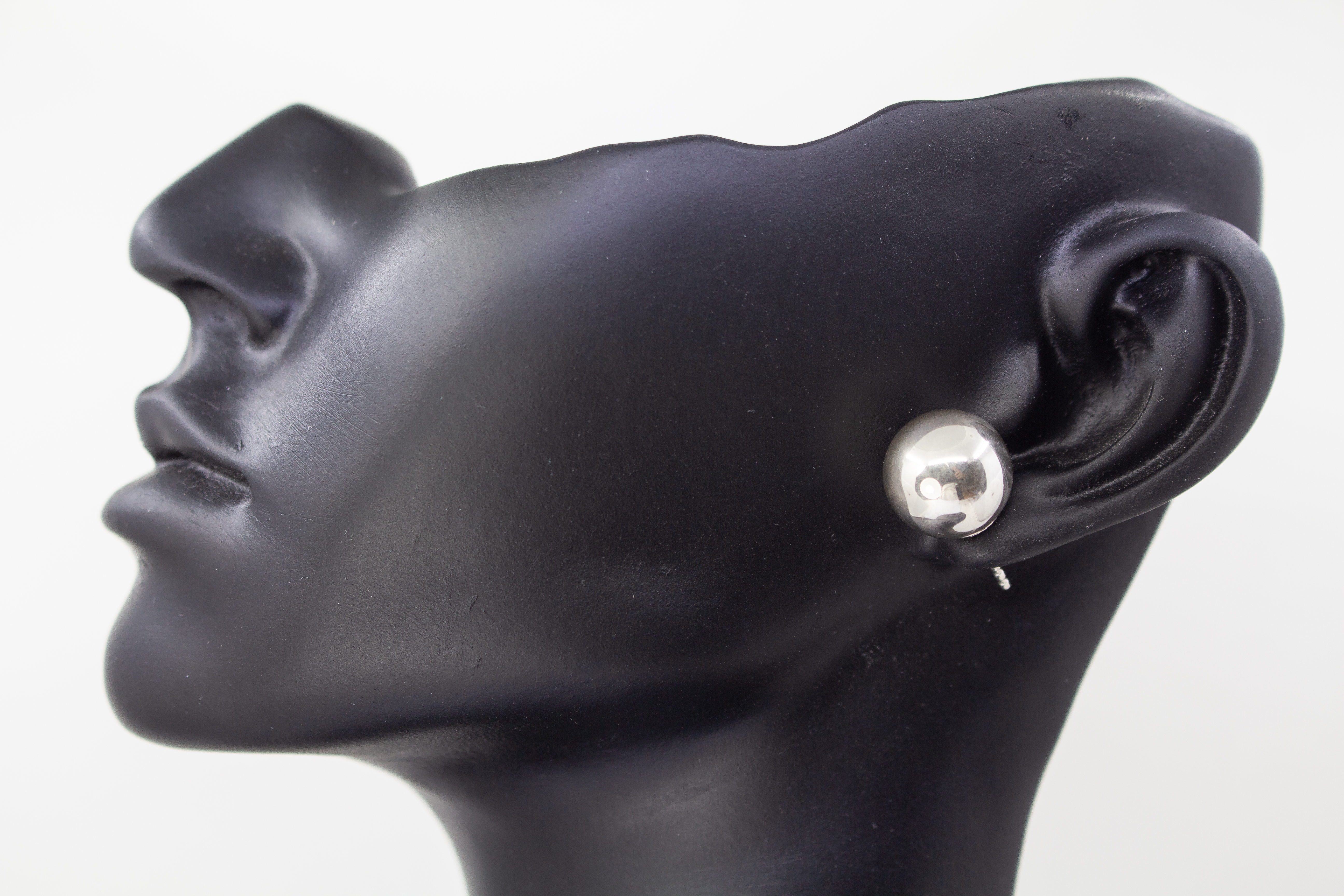 Zwei große, hochglanzpolierte Kugel-Ohrstecker aus handgefertigtem 925er Sterlingsilber mit flachen Teller-Ohrmuttern