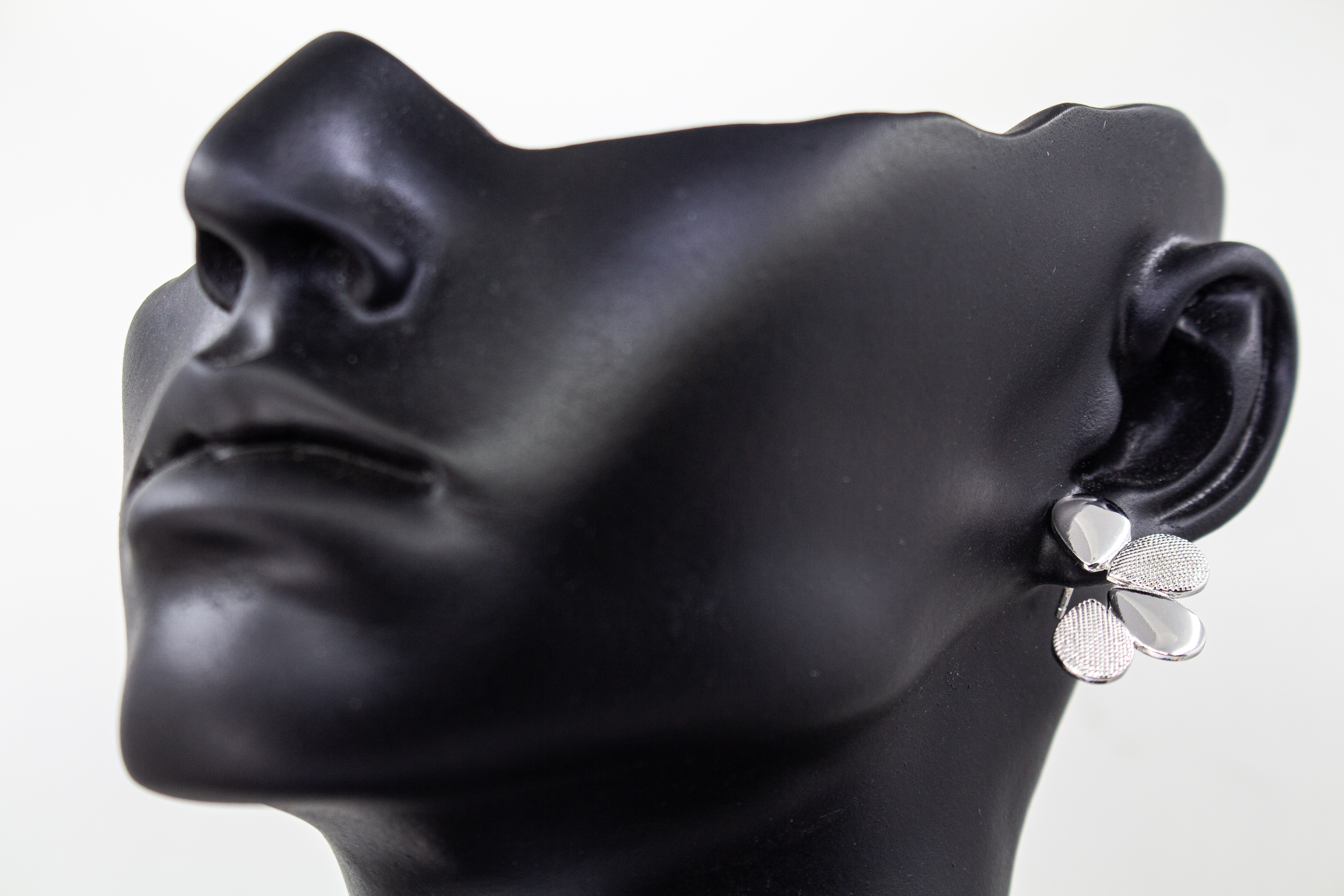 Moderne Ohrstecker der Cosmic Drop Serie von Diva Gioielli aus rhodiniertem 925 Silber. Die Ohrringe zeigen eine fächerförmige Anordnung von glatten und punktförmig strukturierten Tropfen