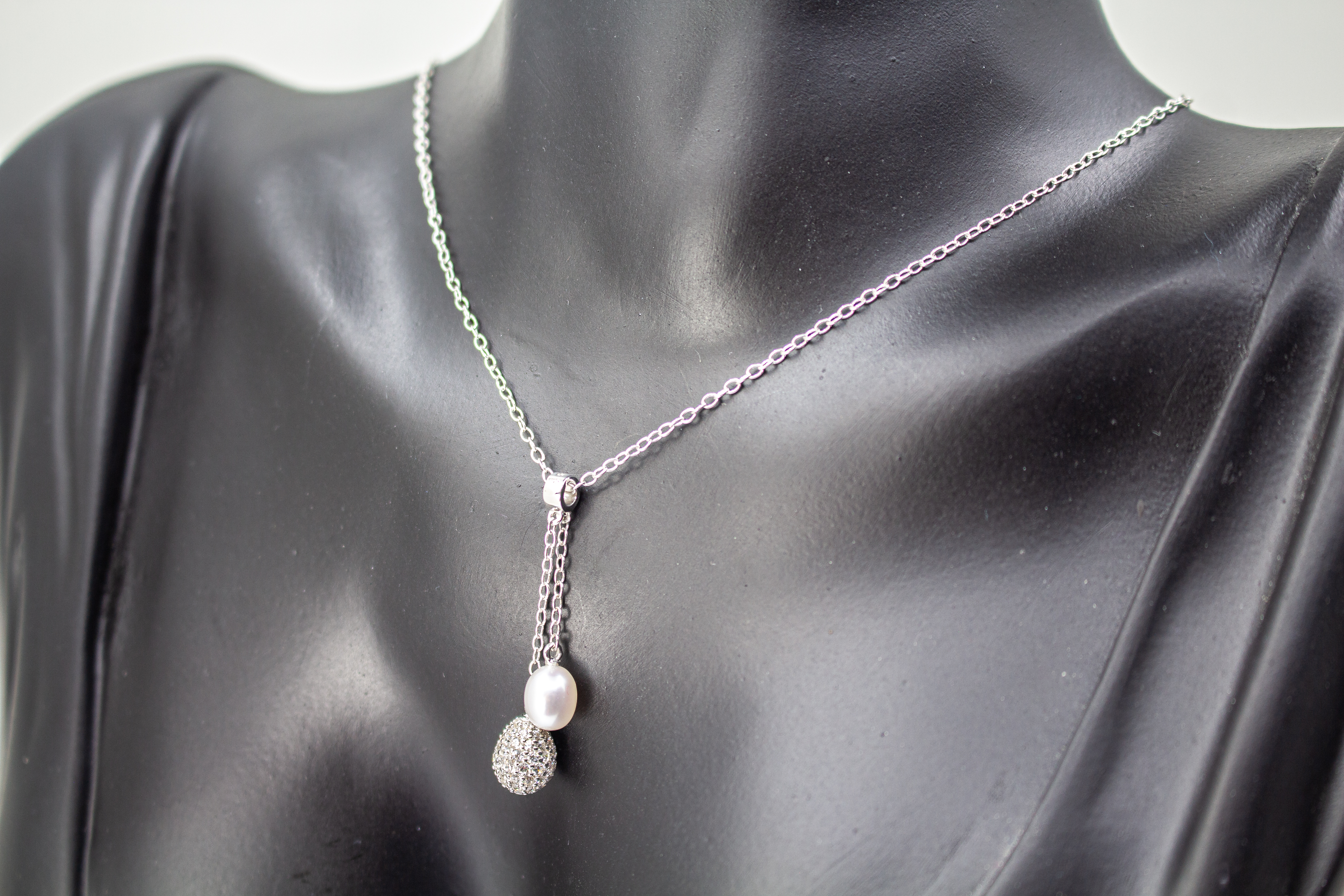 Kette aus rhodiniertem 925er Sterlingsilber mit einer weißen Süßwasserzuchtperle und einem funkelnden Zirkonia-Tropfen