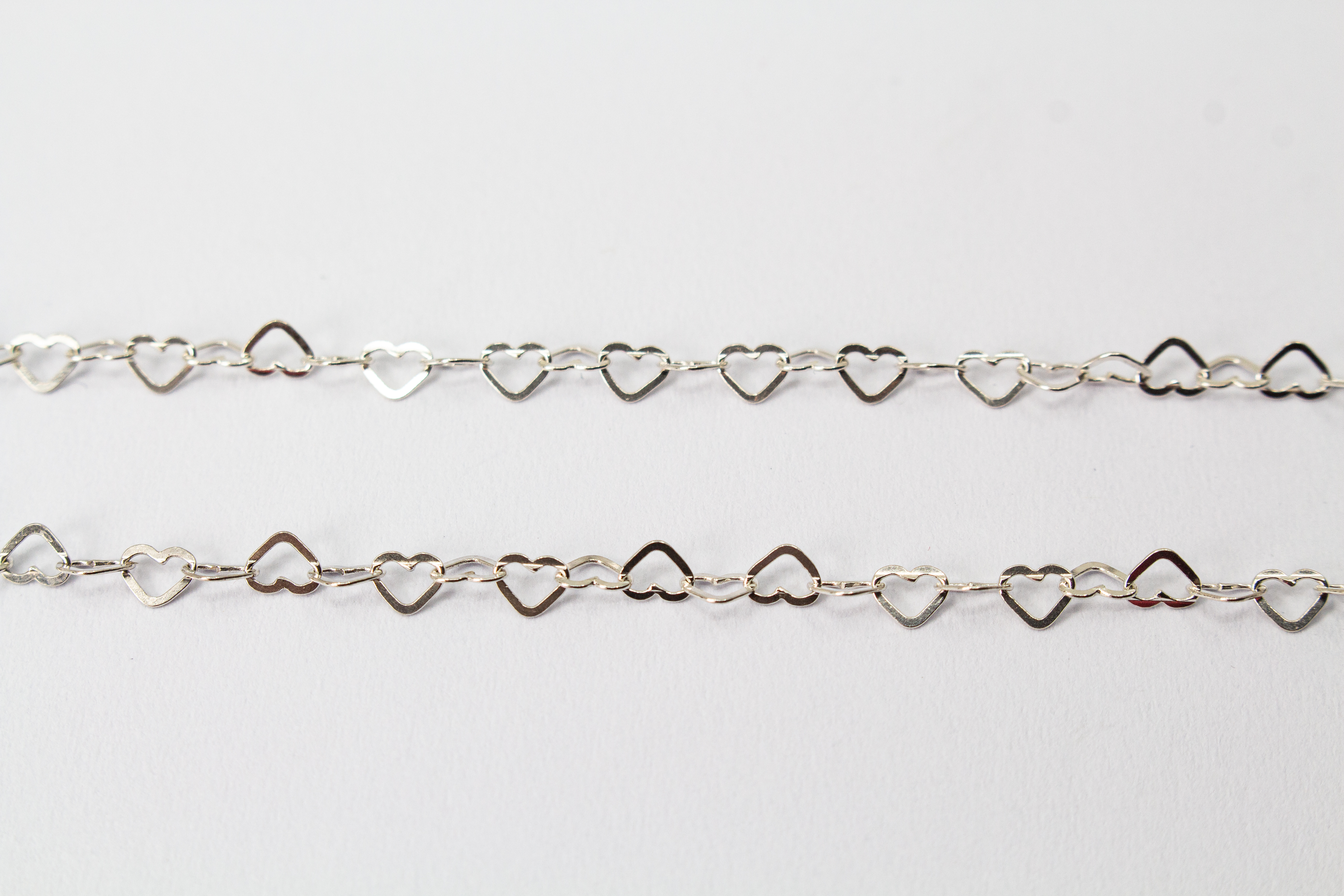 Zarte Gliederkette der Goldschmiede Regina Kraus aus 925er Sterlingsilber, bestehend aus einer Kette kleiner, aneinandergereihter Herzformen