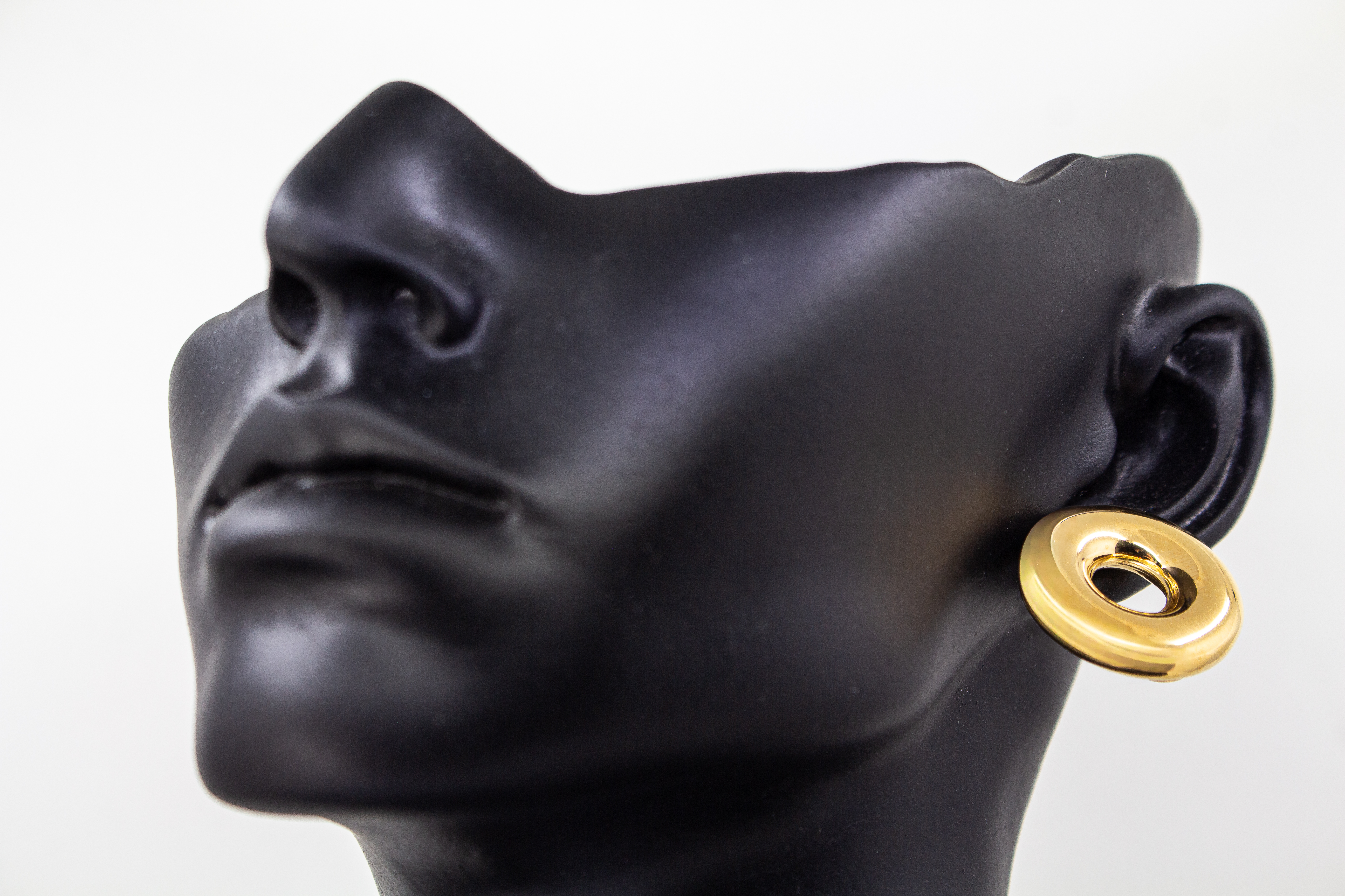Moderne, runde Statement-Ohrstecker „Moon“ von Diva Gioielli aus glänzend vergoldetem 925er Silber