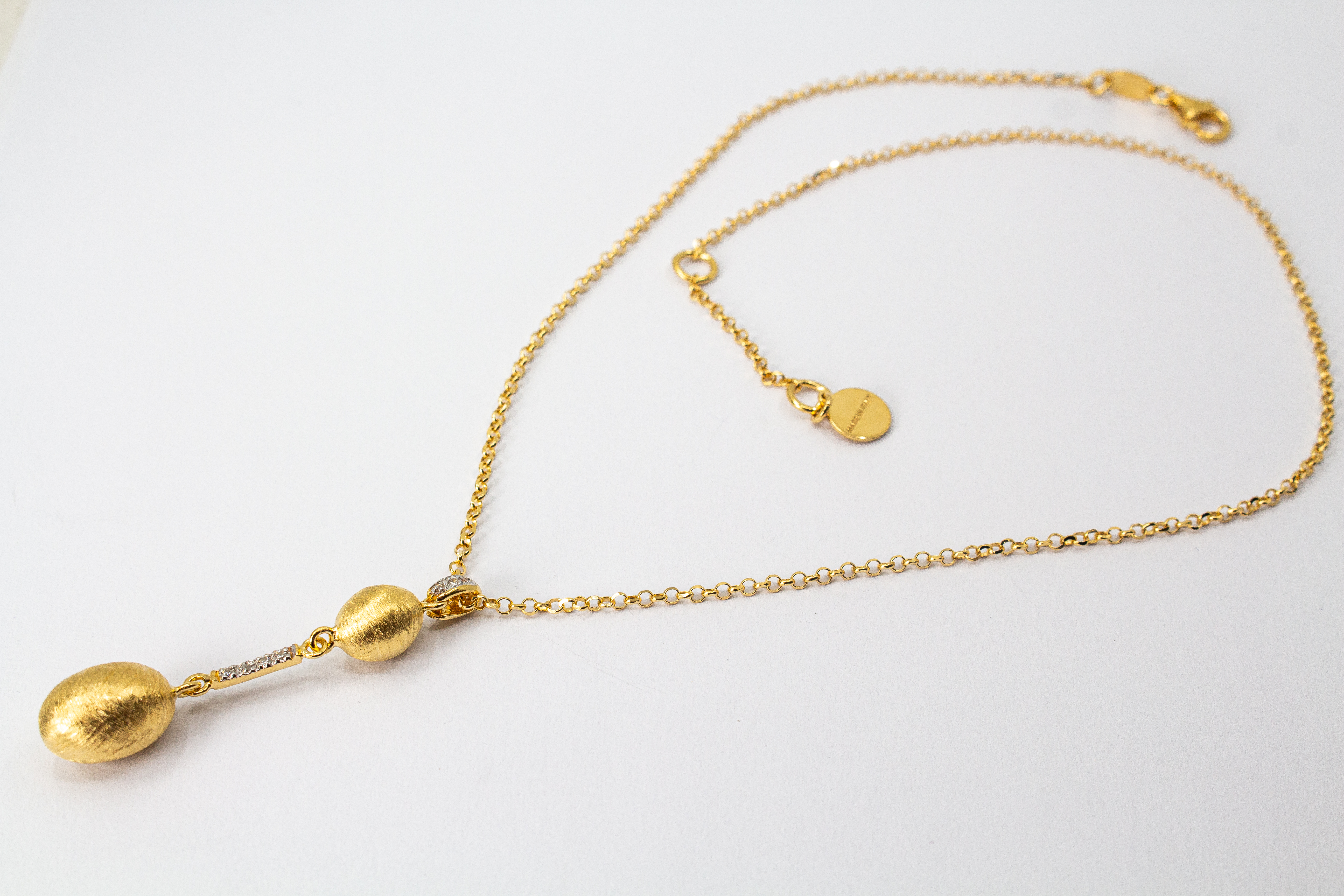 Elegante Halskette von Diva Gioielli aus vergoldetem 925 Silber mit zwei mattierten, ovalen Schmuckelementen, die durch einen mit funkelnden Zirkonia besetzten Steg verbunden sind.
