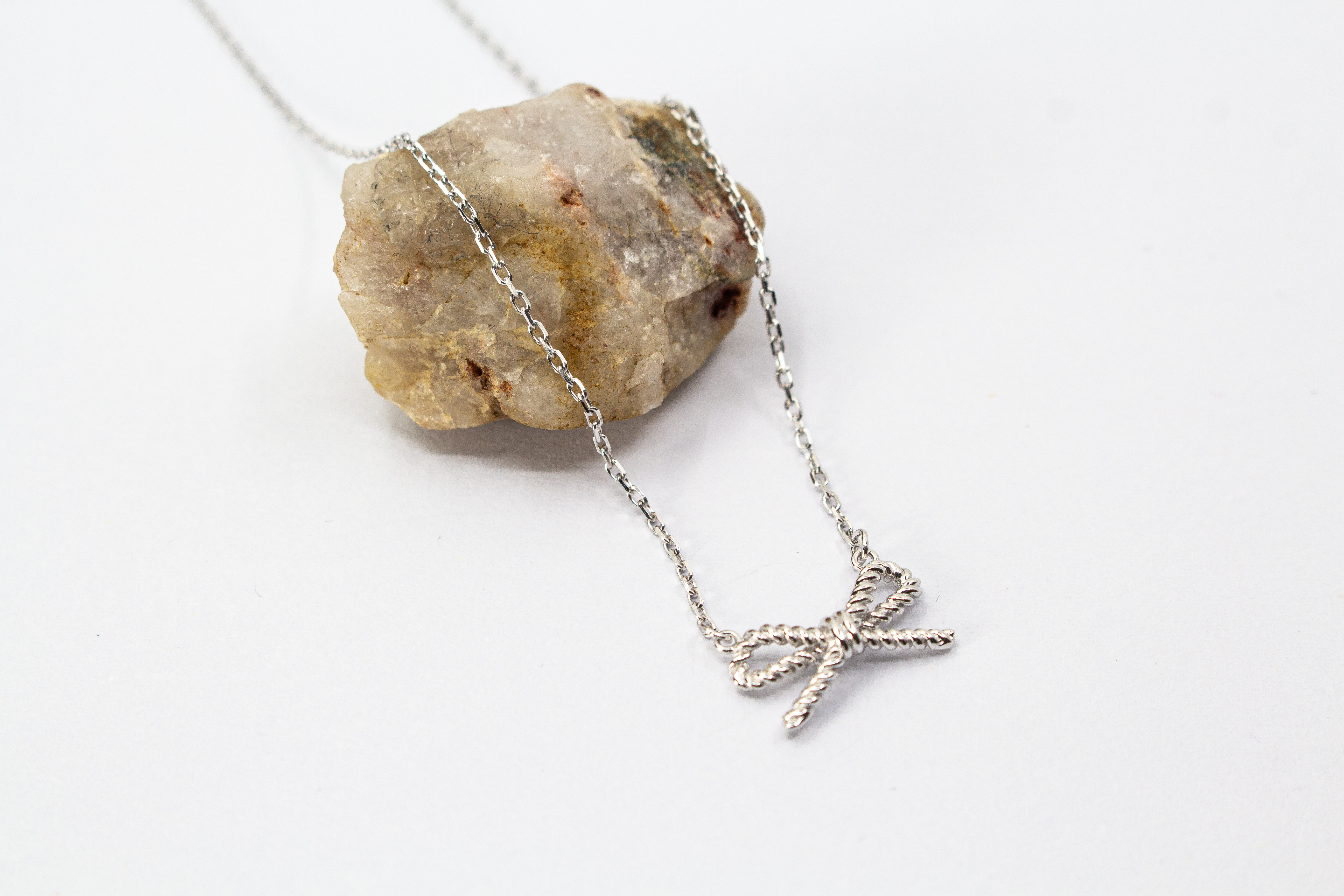 Collier „Schleifenzauber“ aus rhodiniertem 925er Sterlingsilber mit filigranem Schleifenanhänger in zeitlosem Design.