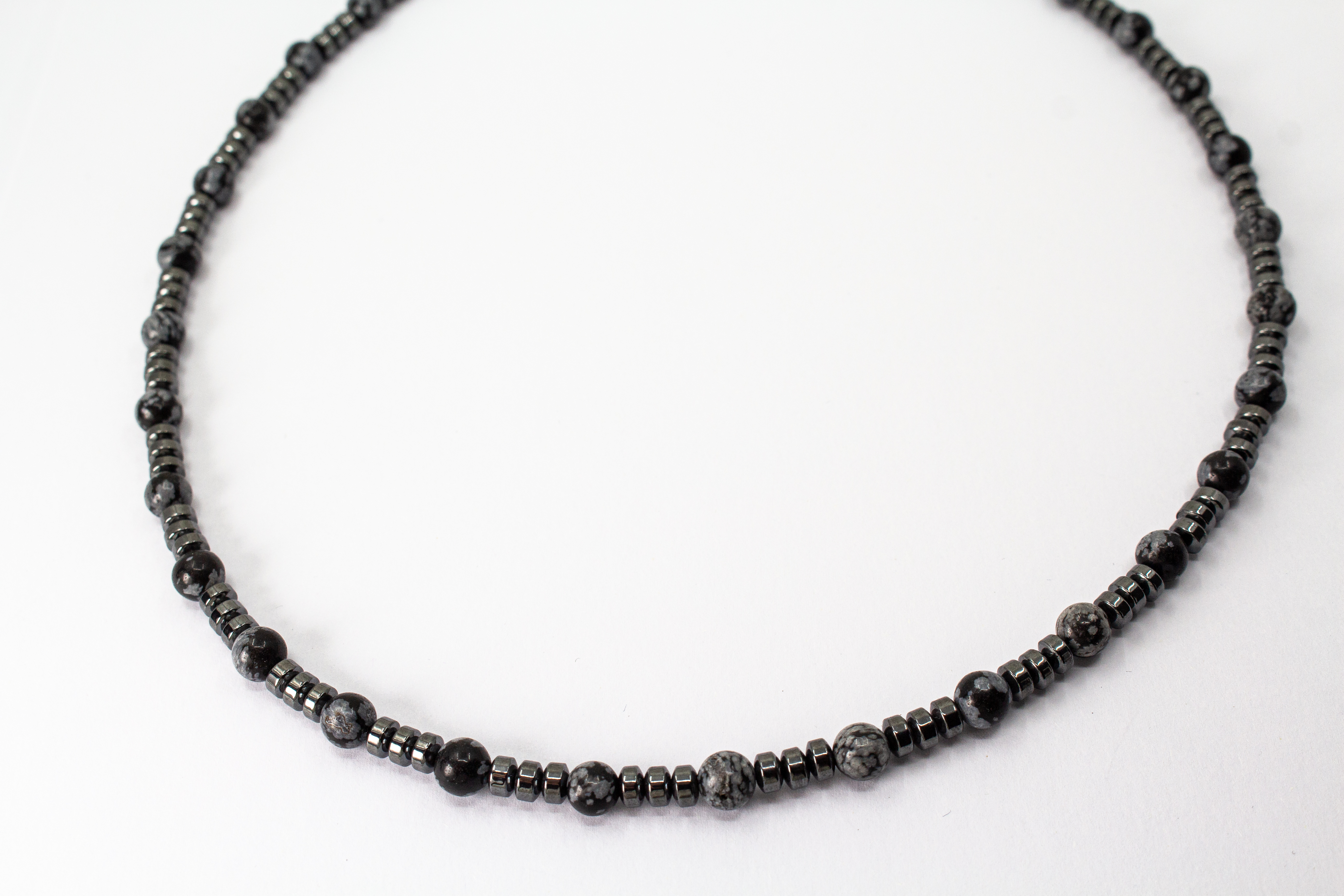 Herrenkette „Eisglut“ aus Schneeflockenobsidian und Hämatit mit Verschluss aus 925 Silber in markantem, maskulinem Design.