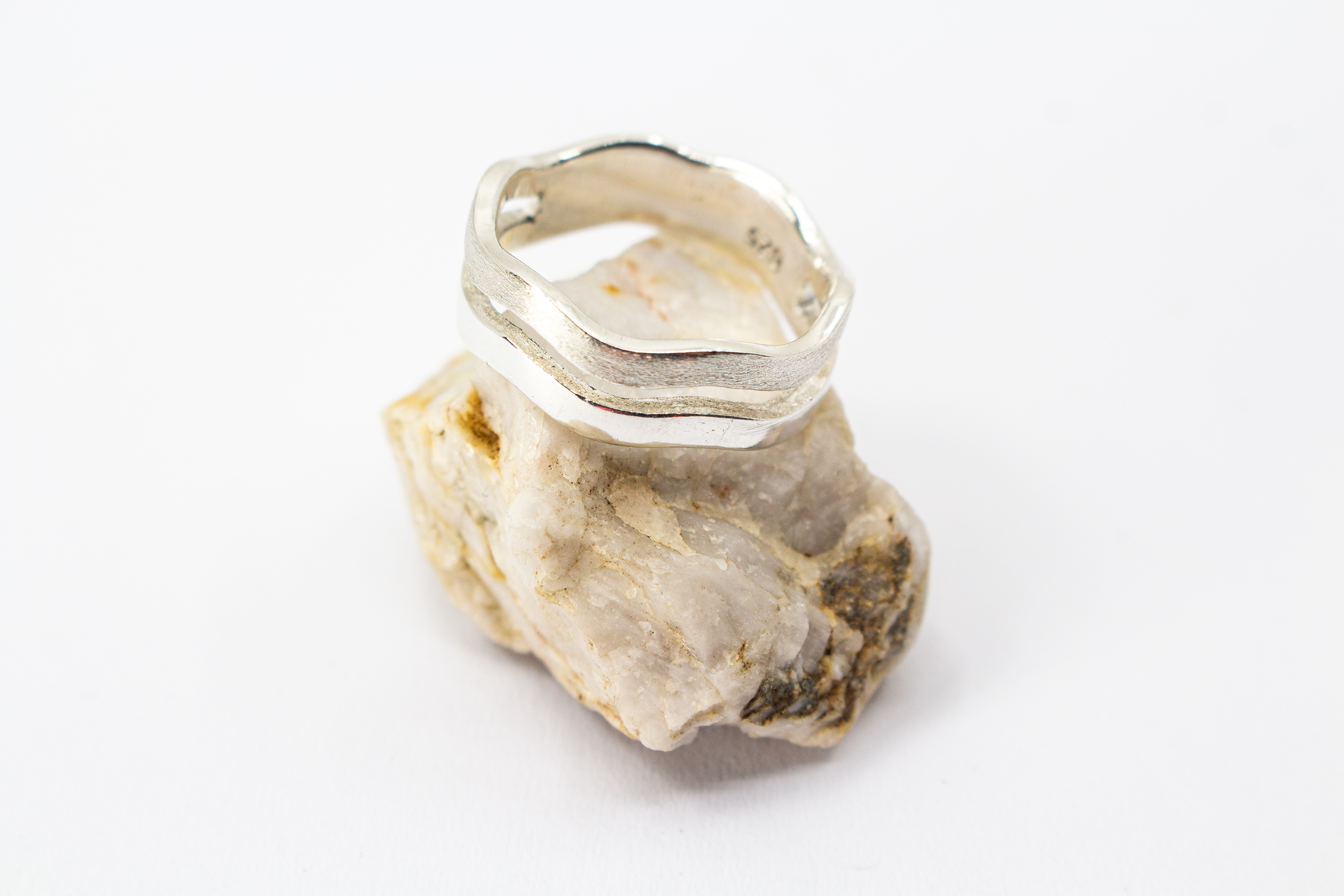 Ausgefallener Ring aus 925er Silber in zweireihiger Wellenoptik mit einer eismattierten Struktur-Schiene und einer glänzend polierten Schiene im Onlineshop von Goldschmiede Regina Kraus.