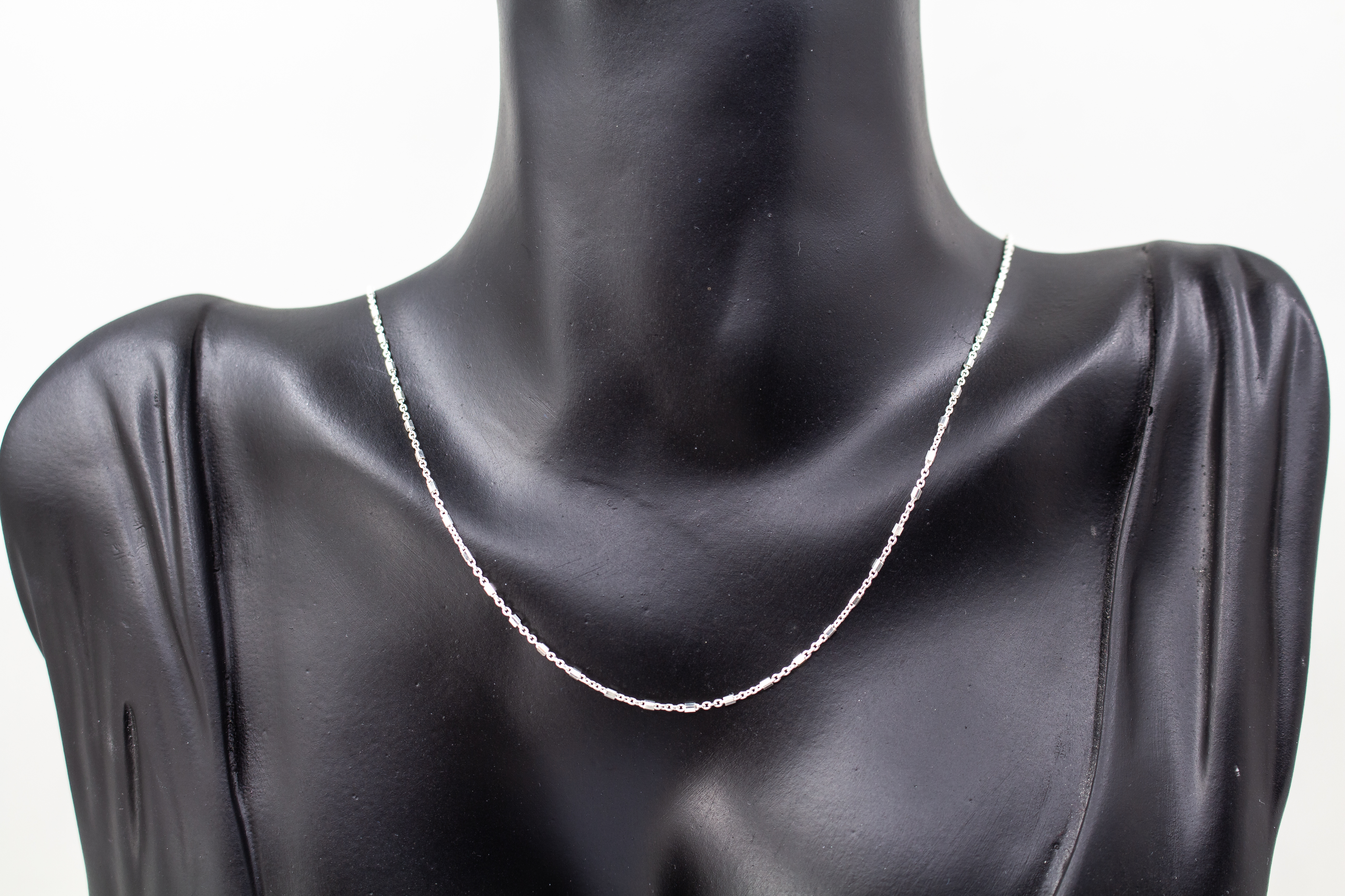 Filigrane Damen-Halskette aus glänzendem 925 Sterling Silber mit kleinen, minimalistischen Stäbchen- und Röhrchen-Elementen