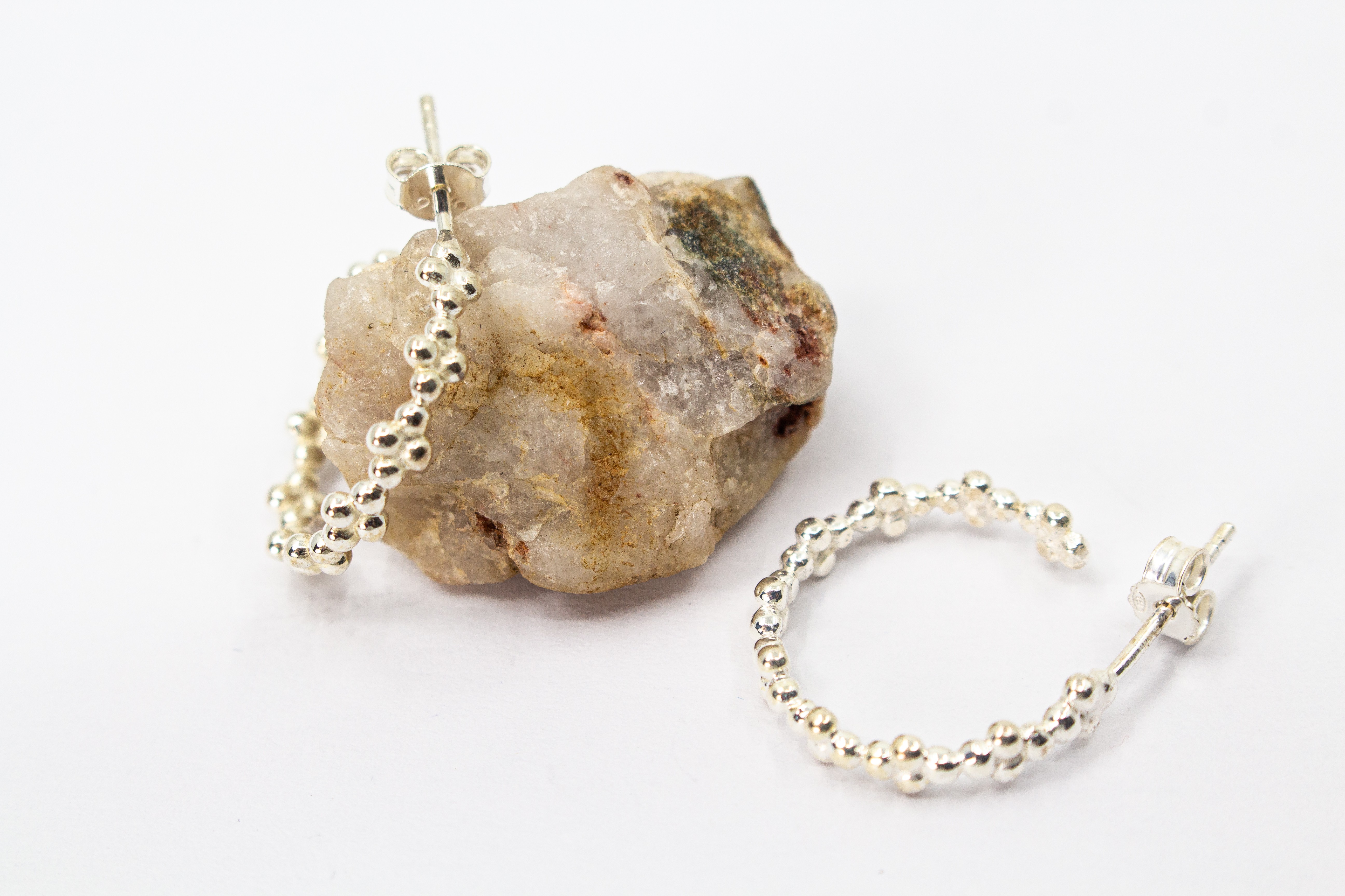 filigrane, offene Creolen-Ohrstecker aus 925 Sterling Silber mit einer organischen Struktur aus kleinen Kügelchen