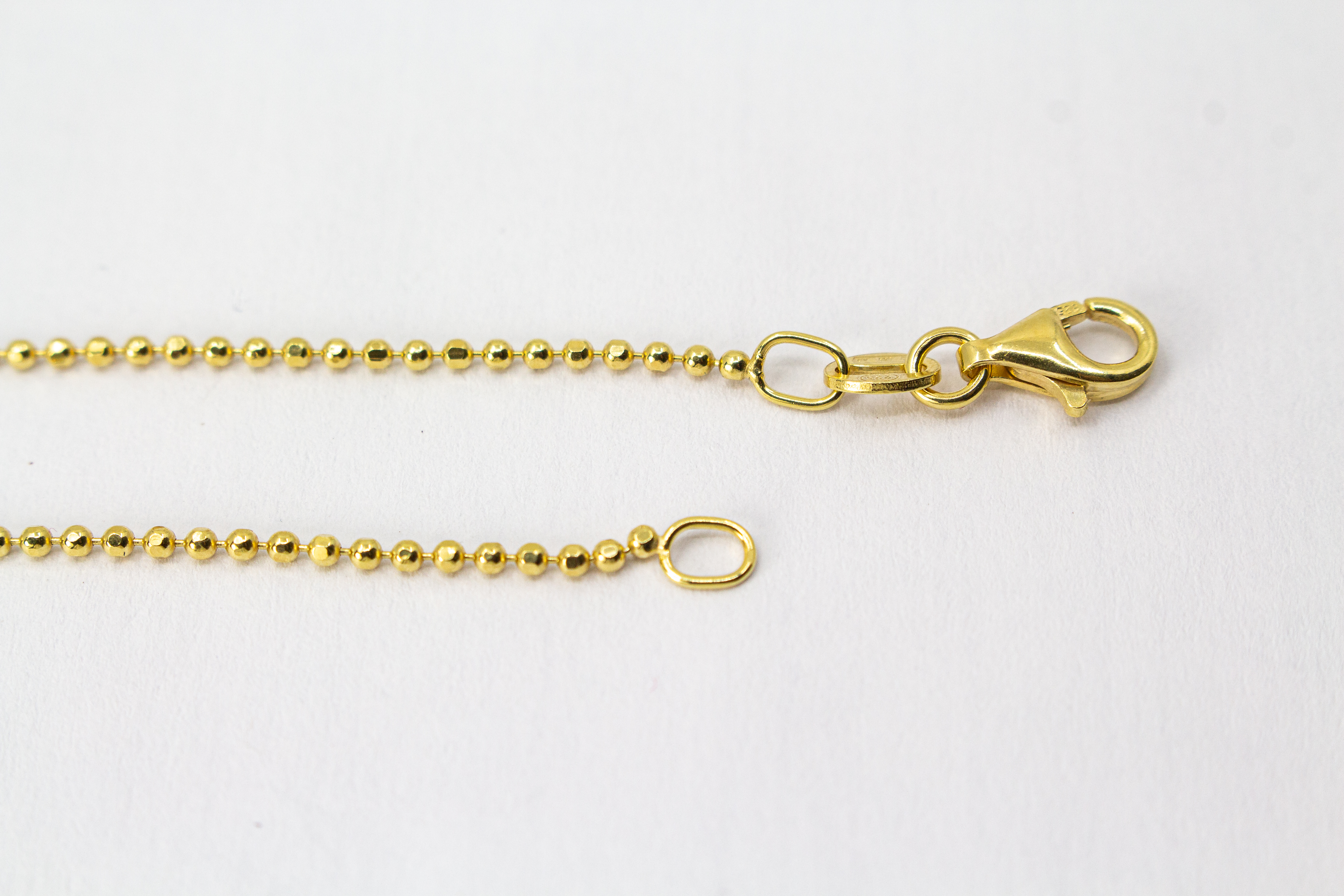 Goldene Kugelkette aus 20 Mikron vergoldetem 925er Sterlingsilber mit rundem Plättchen-Anhänger „Feenstaub“, der eine ausgestanzte Fee zeigt, aus dem Onlineshop der Goldschmiede Regina Kraus.