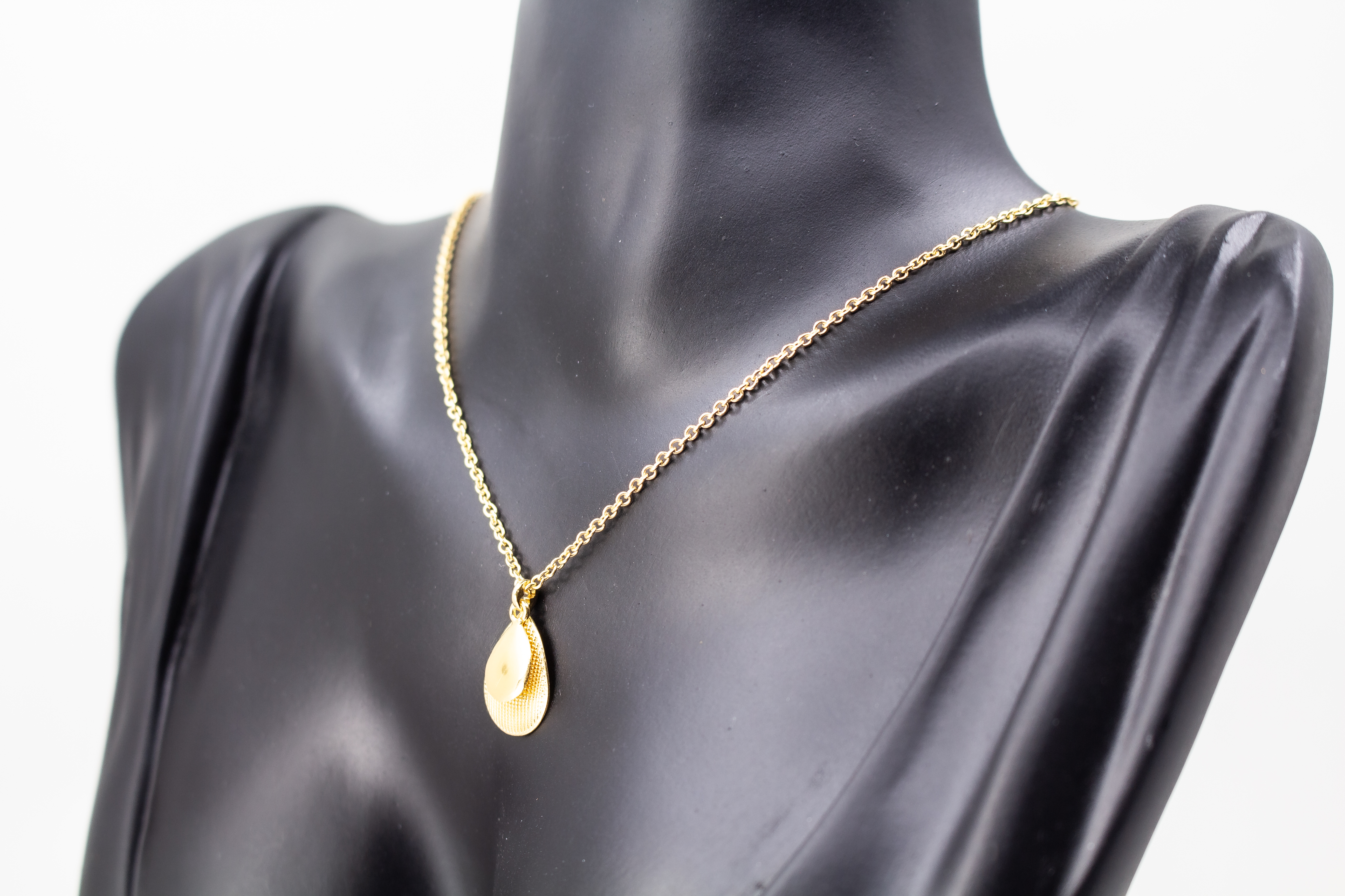 Italienische Design-Kette Cosmic Drop von Diva Gioielli: Anhänger aus zwei Tropfen in glänzendem und strukturiertem Gold-Finish, gefertigt aus vergoldetem 925er Sterlingsilber.