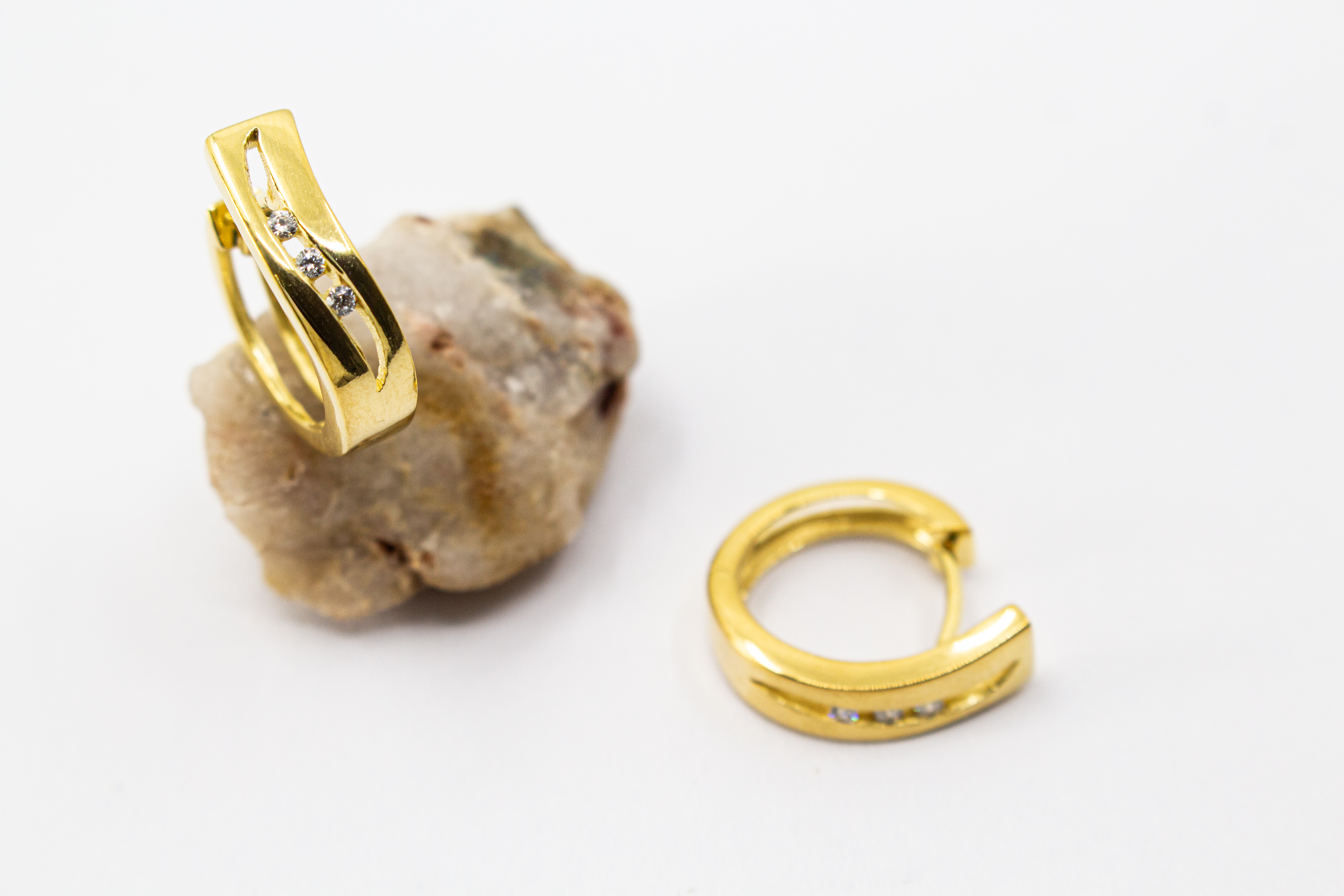 Elegante Creolen „Goldfunken“ aus 20 Mikron vergoldetem 925er Sterlingsilber mit funkelnden Zirkonia in geschwungener Form.