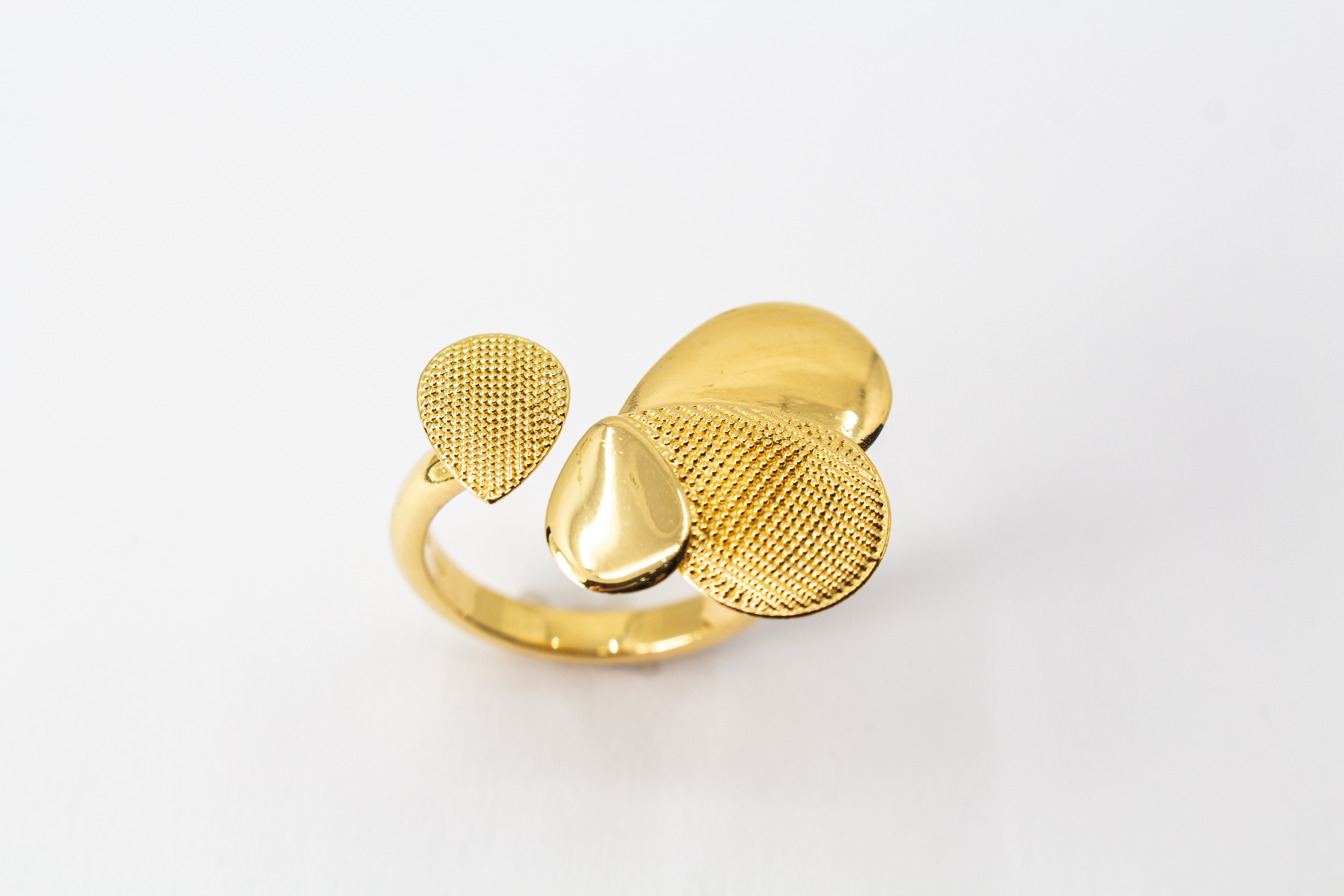 Ring Moon von Diva Gioielli, offenes Design aus vergoldetem Silber mit organisch geformten Elementen in glänzender und fein strukturierter Optik
