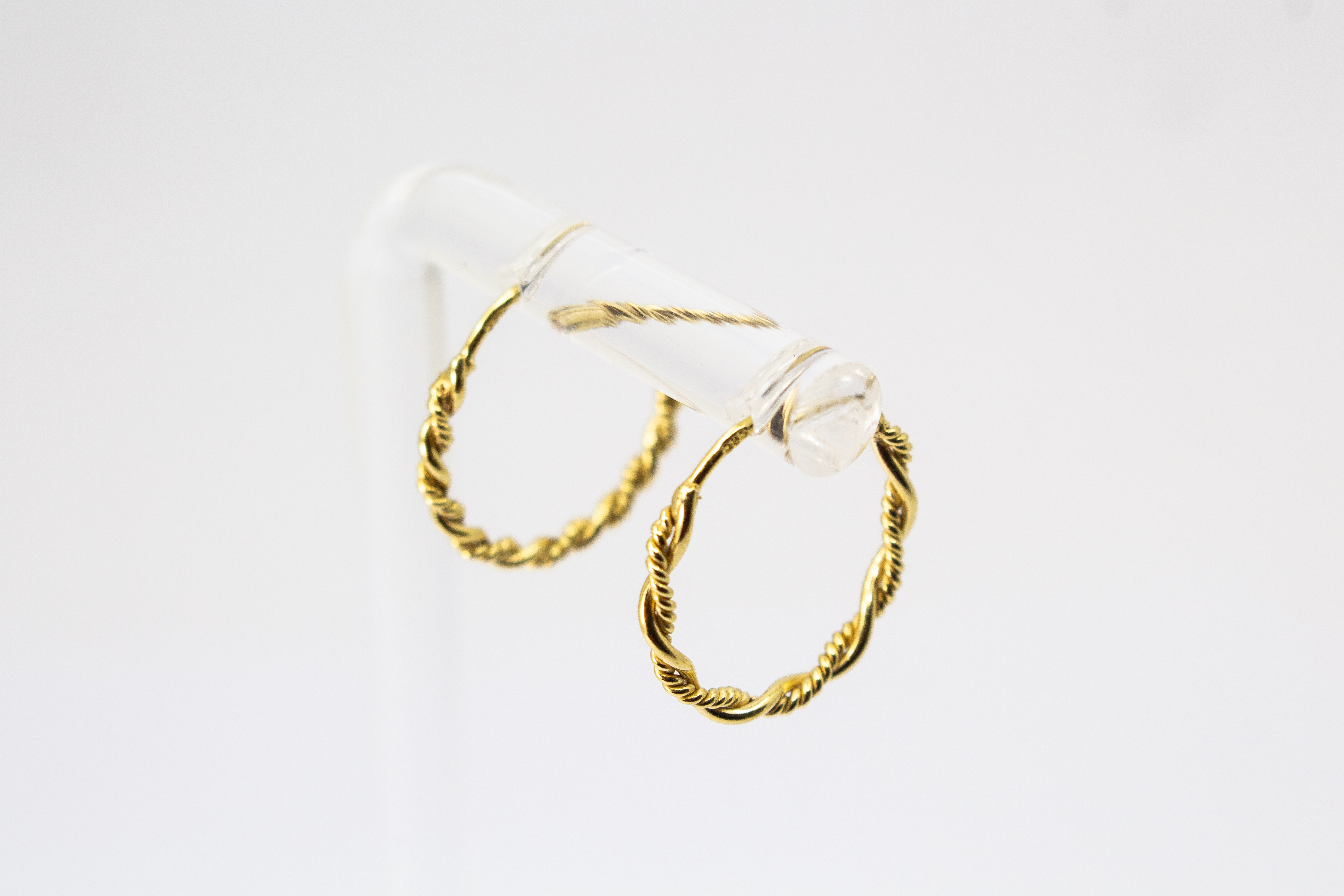 fein gedrehte Creolen im Kordel-Design aus vergoldetem 925 Sterlingsilber – eleganter Ohrschmuck aus der Goldschmiede Regina Kraus.