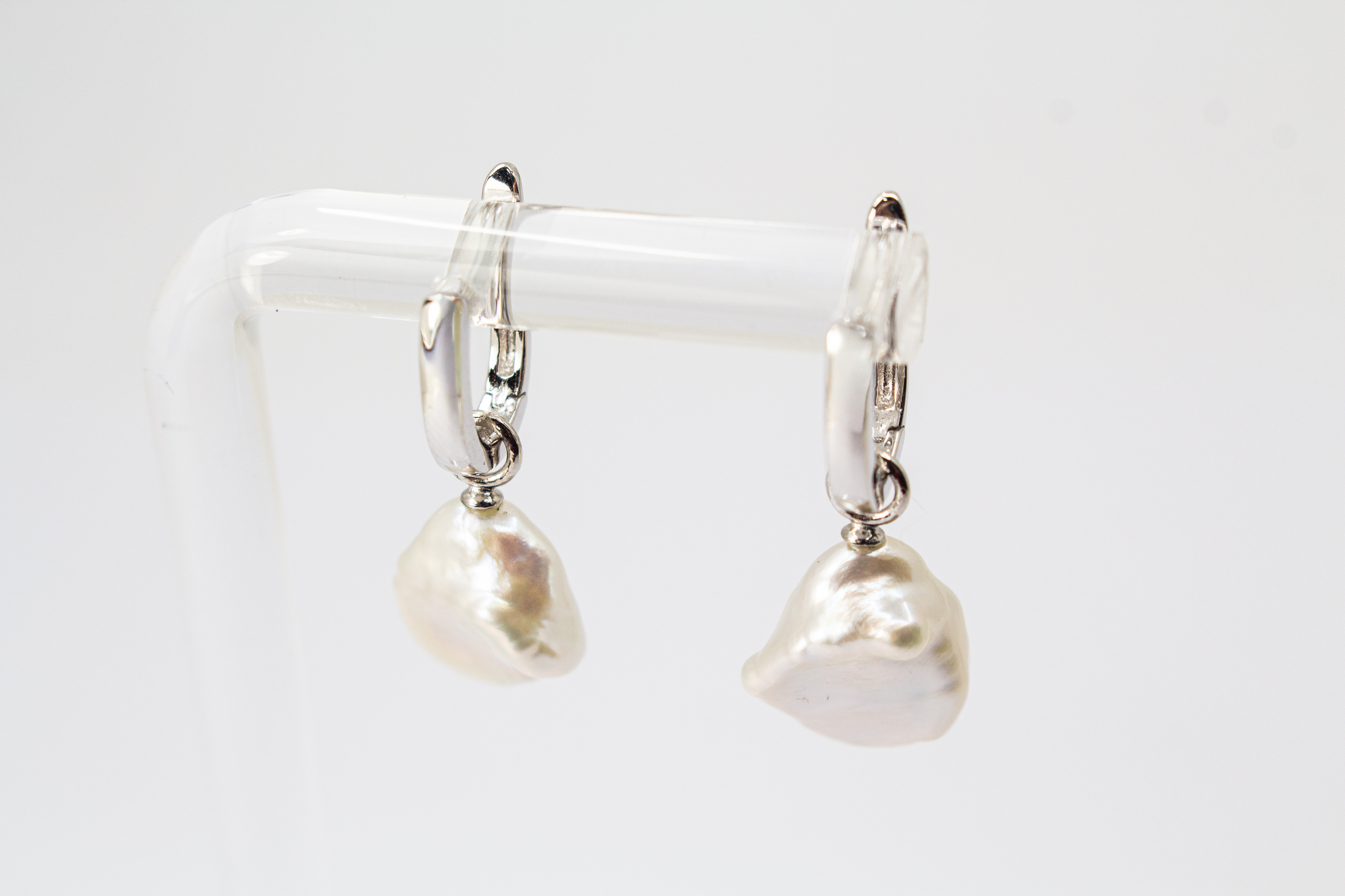 Elegante Wechselcreolen aus rhodiniertem 925er Sterlingsilber mit barocken Keshiperlen-Anhängern