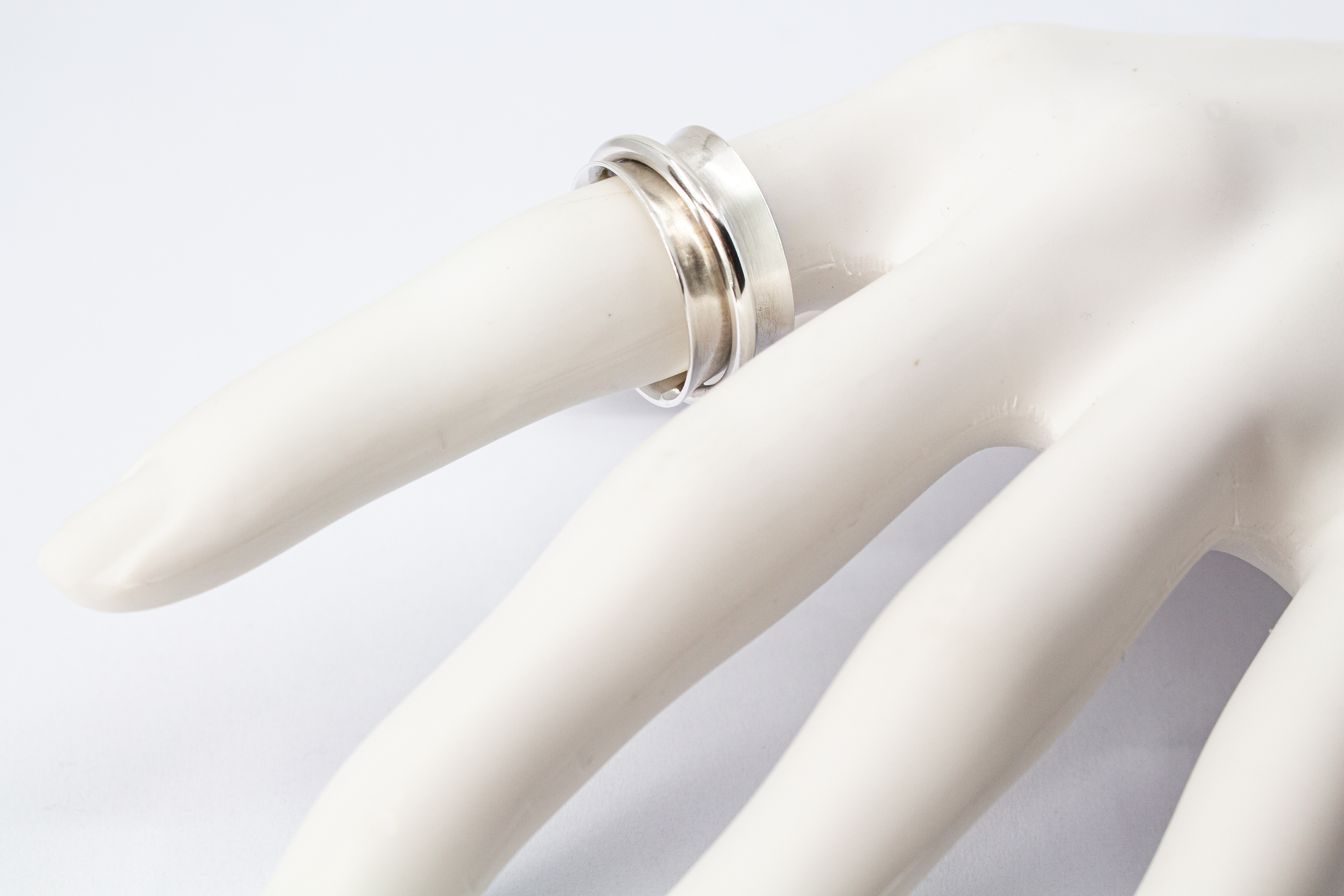 Breiter, mattierter Silberring aus 925 Sterling Silber mit einem schmalen, frei beweglichen runden Außenring