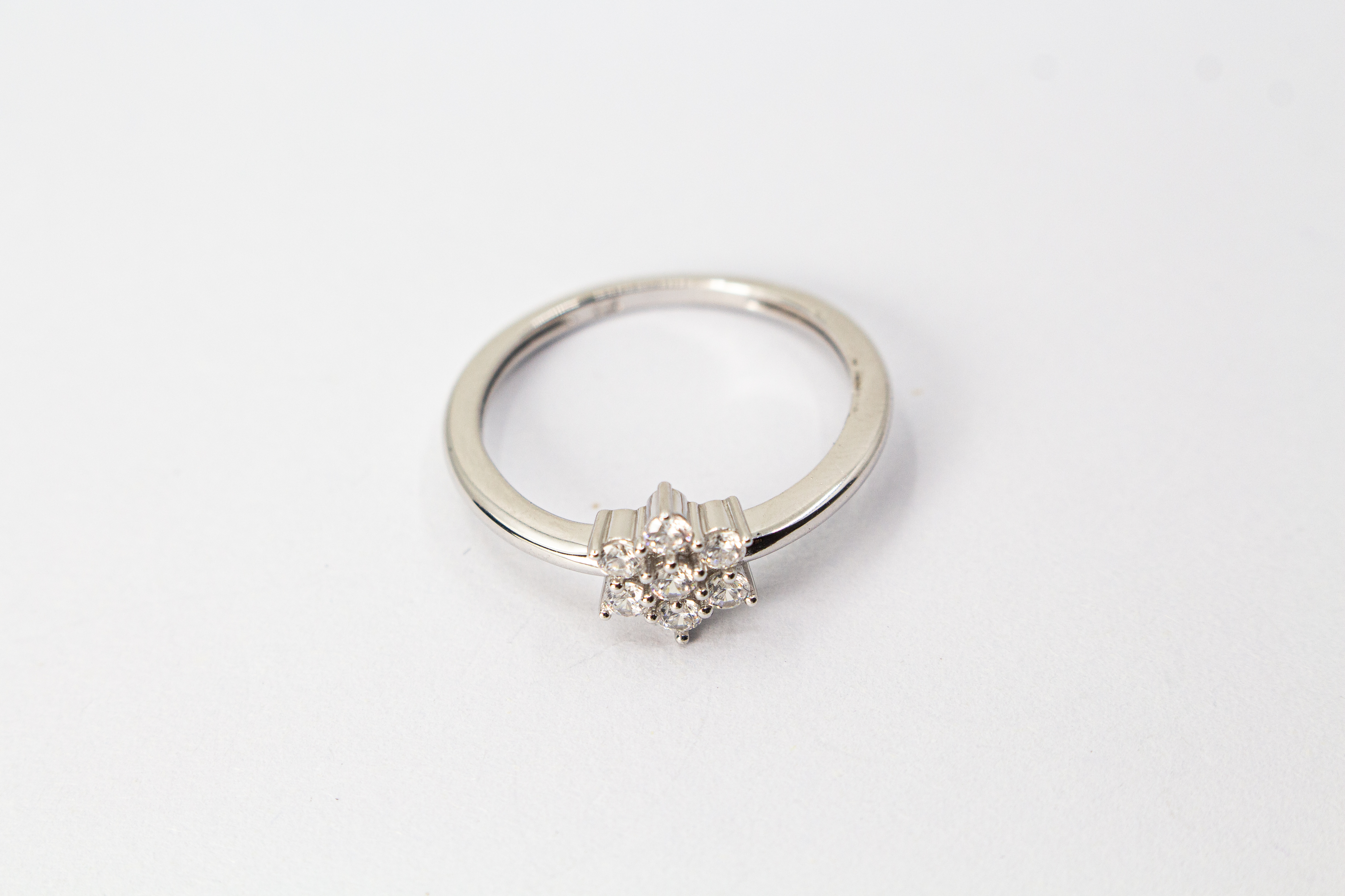 Rhodinierter 925er Sterlingsilber Ring „Schneestern“ mit funkelnden Zirkonia in sternförmiger Anordnung.