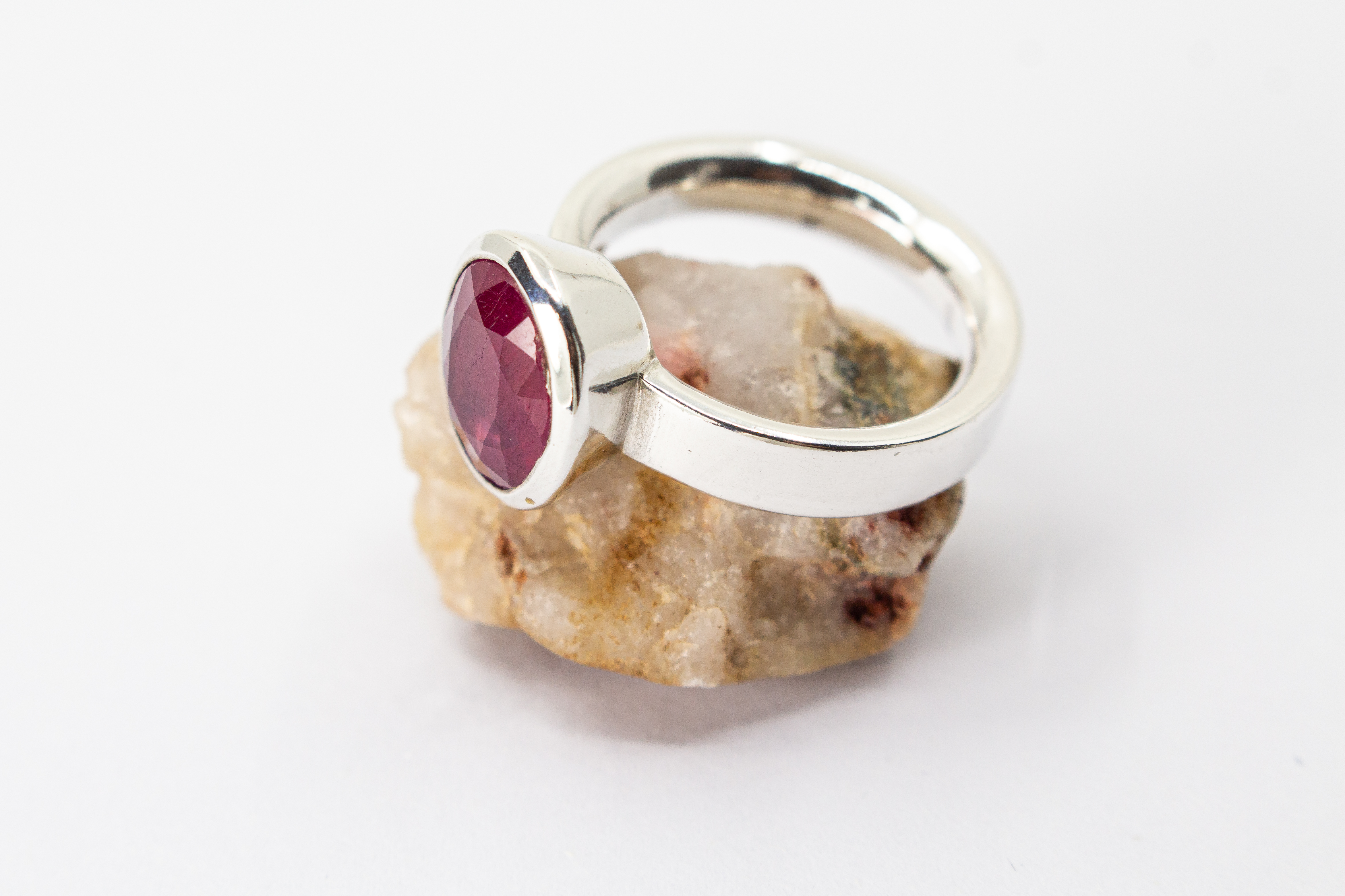 925er Sterlingsilber Ring „Rubinzauber“ mit großem oval facettiertem Rubin in eleganter Silberfassung.