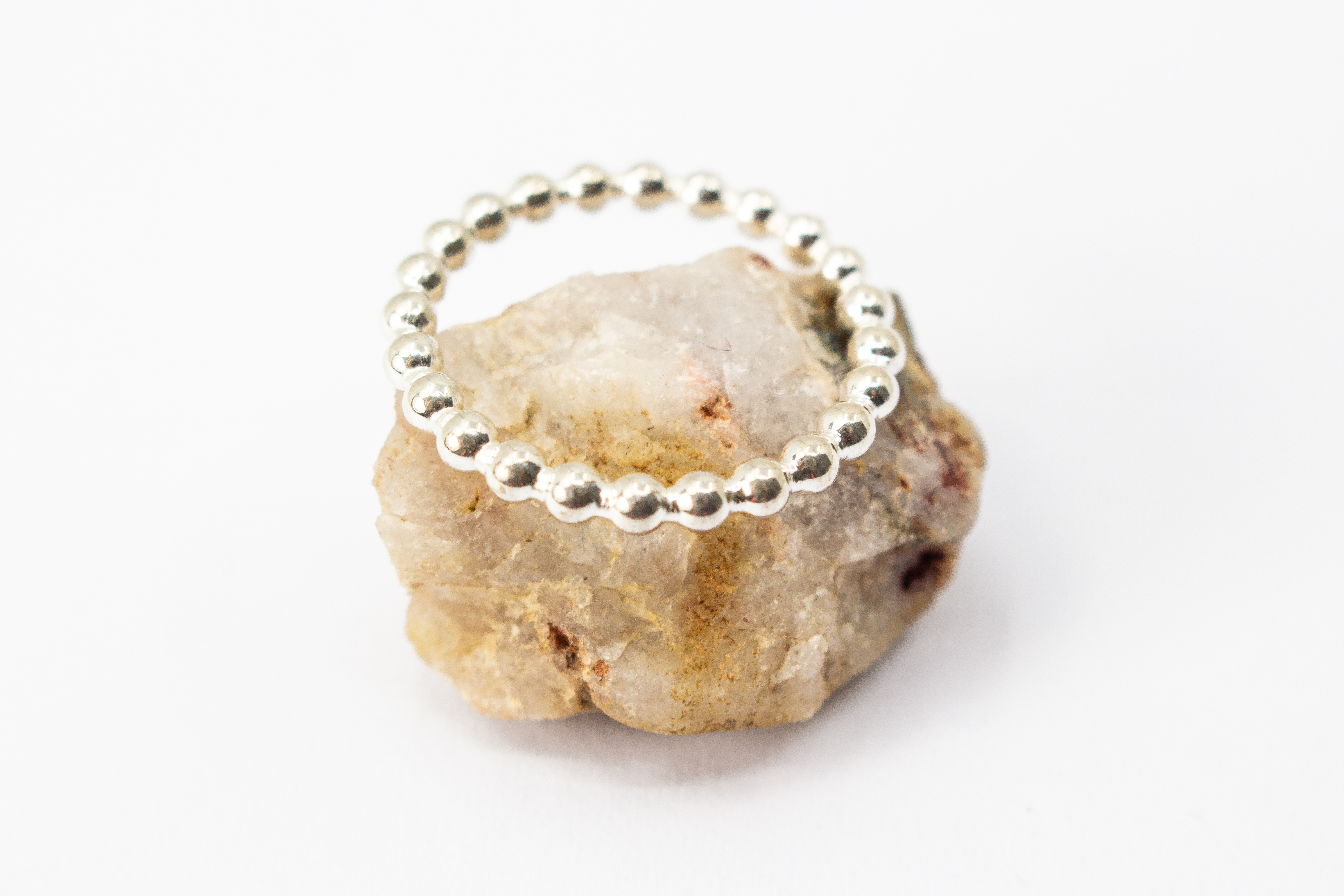 Handgefertigter Kugelring aus glänzendem 925 Sterlingsilber im filigranen Perldraht-Design – minimalistischer Stapelring aus der Goldschmiede Regina Kraus.